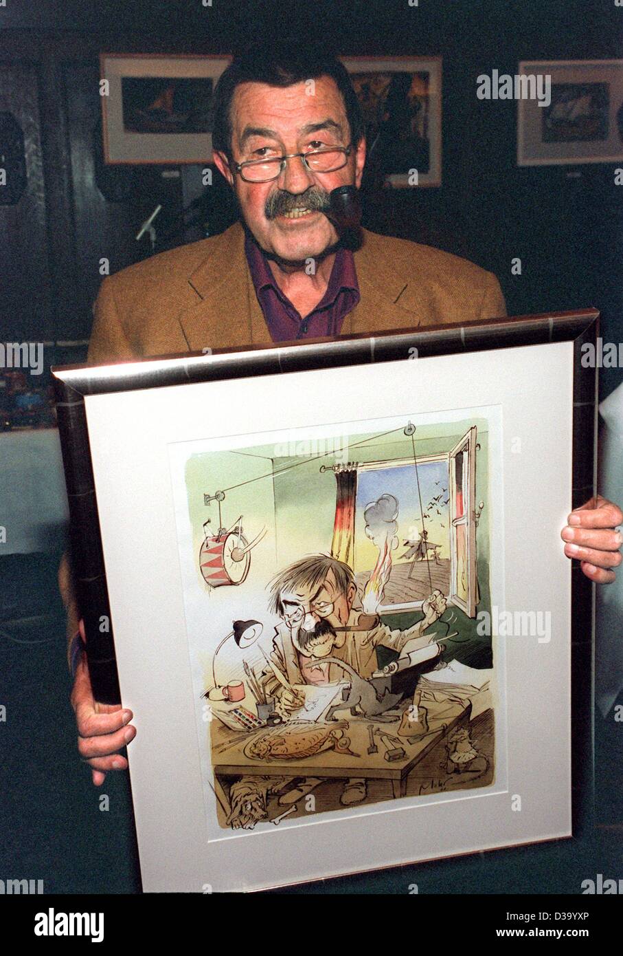 (Dpa) - deutsche Schriftsteller Guenter Grass zeigt eine Karikatur seiner selbst (von Burckhard Mohr der Frankfurter Allgemeine Zeitung) anlässlich der Verleihung des "Pipe Smoker 2000" in Lübeck, 25. September 2001. Die Schriftsteller wurde am 16. Oktober 1927 in Danzig geboren. Er studierte Grafik und Bildhauerei von 1948 t Stockfoto