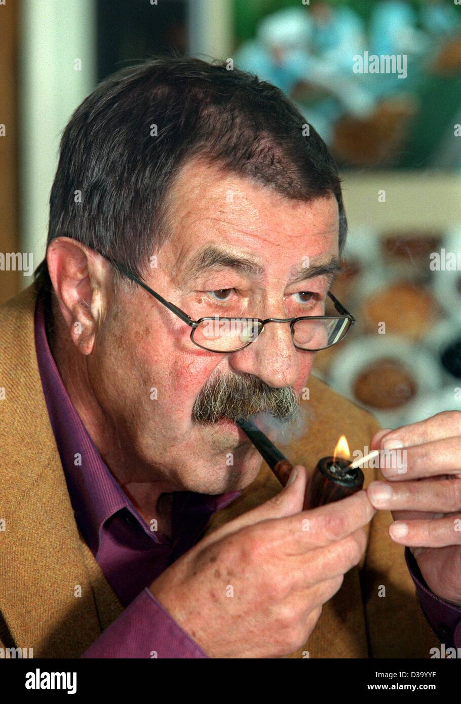 (Dpa) - deutsche Schriftsteller Guenter Grass ist ein Rohr anlässlich der Verleihung des 25. September 2001 "Pipe Smoker 2000" in Lübeck, Beleuchtung. Die Schriftsteller wurde am 16. Oktober 1927 in Danzig geboren. Er studierte Grafik und Skulptur von 1948 bis 1956 und fing an, ernsthaft zu schreiben, um die Zeit von diesem fi Stockfoto