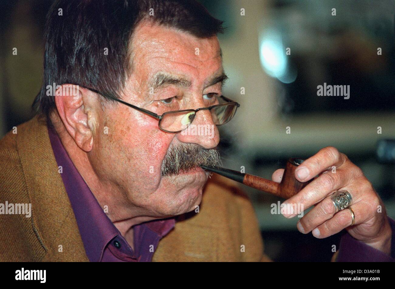 (Dpa) - deutsche Schriftsteller Guenter Grass Rauchen ist ein Rohr anlässlich der Verleihung des "Pipe Smoker 2000" in Lübeck, 25. September 2001. Die Schriftsteller wurde am 16. Oktober 1927 in Danzig geboren. Er studierte Grafik und Bildhauerei von 1948 bis 1956 und begann ernsthaft um die Zeit dieser Tanne zu schreiben Stockfoto