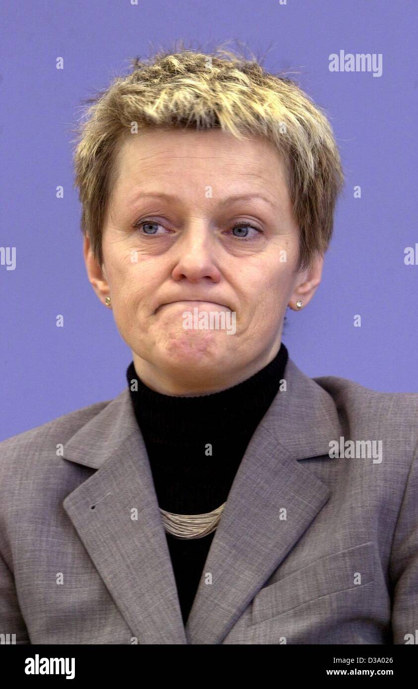 (Dpa) - Renate Kuenast (Bündnis 90 / die grünen), Bundesminister für Landwirtschaft, Ernährung und Verbraucherschutz, bei der Präsentation des Berichts Tierschutz 2000 in Berlin, 21. März 2001 eine Grimasse macht. Kuenast übernahm das Ministerium am 12. Januar 2001 auf dem Höhepunkt der BSE-Krise. Er Stockfoto