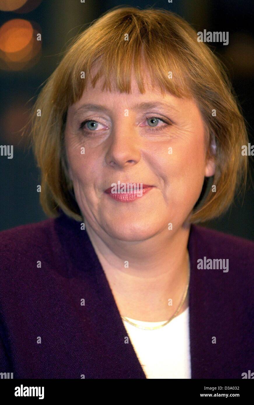 (Dpa) - Angela Merkel, die Deutsche Demokratische Partei CDU, Vorstandsvorsitzender lächelt während einer Fernseh-Talkshow in Berlin, 7. Januar 2002. Merkel war Kanzler bei den Parlamentswahlen 2002 ausführen, aber schließlich zog zurück zu Gunsten der (männlichen) Kandidat der Schwester Partei CSU. Stockfoto