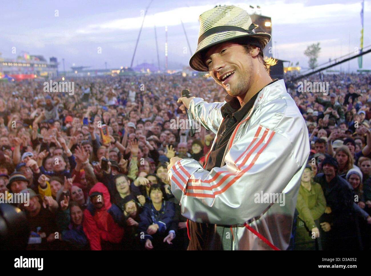 (Dpa) - Jay Kay, Sänger der britischen Band "Jamiroquai", fordert das Publikum zum Mitsingen bei seinem Auftritt beim Open air Festival "Rock am Ring" auf dem Nürburgring in Deutschland, 18. Mai 2002. Ca. 40000 Menschen kamen, um an der zweitägigen Konzert mit Künstlern aus Rock, pop und verändern Stockfoto