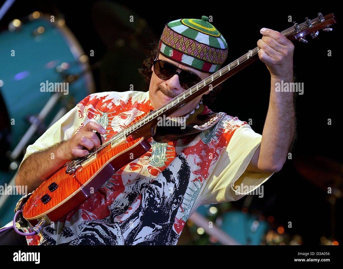 (Dpa) - Carlos Santana, mexikanischer geboren Rock-Legende, führt bei den Open air Festival "Rock am Ring" auf dem Nürburgring in Deutschland, 17. Mai 2002. Ca. 40000 Menschen kamen an der zweitägigen Konzert mit Künstlern aus Rock, pop und alternative Musik. Stockfoto