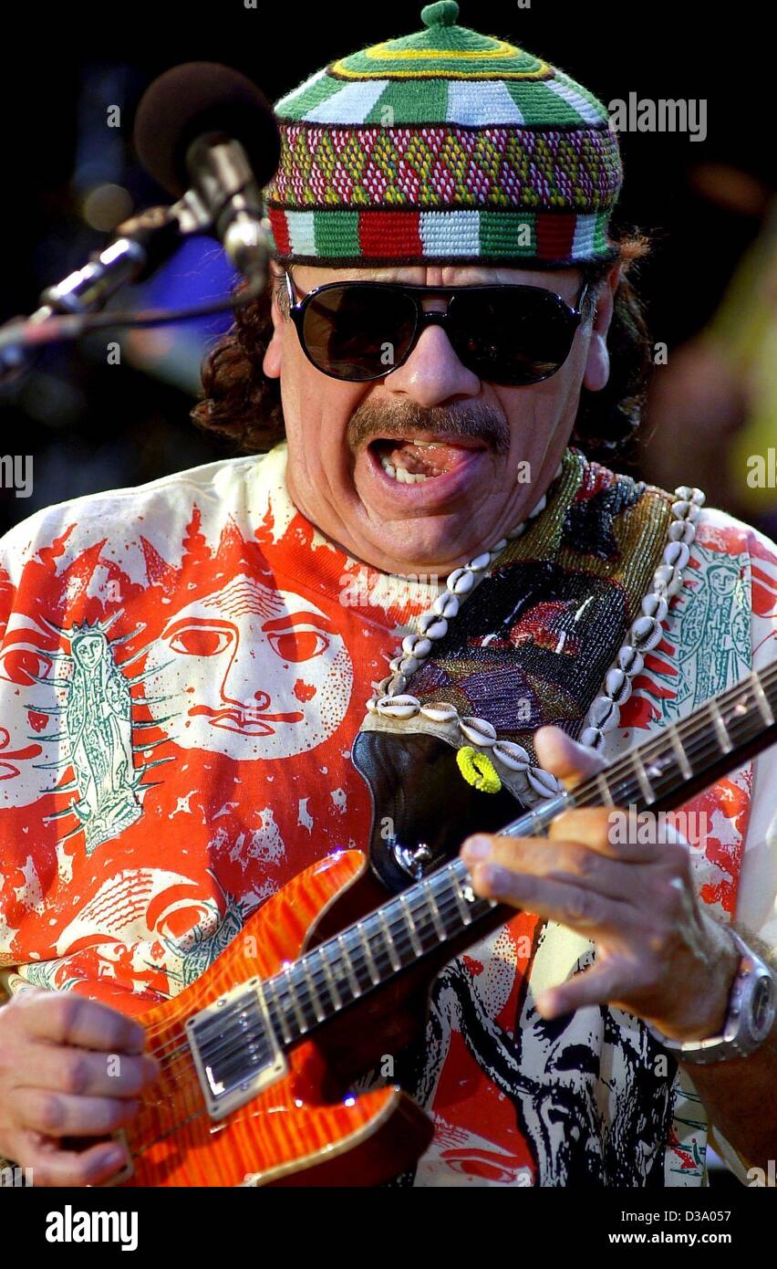 (Dpa) - Carlos Santana, mexikanischer Borm-Rock-Legende, führt bei den Open air Festival "Rock am Ring" auf dem Nürburgring in Deutschland, 17. Mai 2002. Ca. 40000 Menschen kamen an der zweitägigen Konzert mit Künstlern aus Rock, pop und alternative Musik. Stockfoto