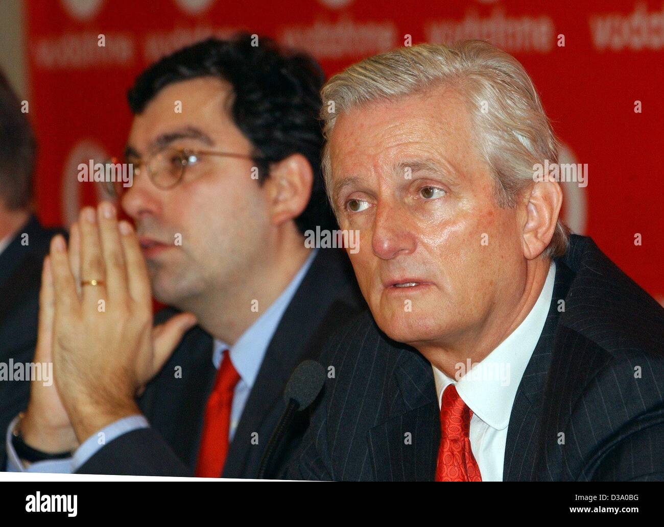 (Dpa) Juergen von Kuczkowski (R), Vorsitzender des Vodafone und