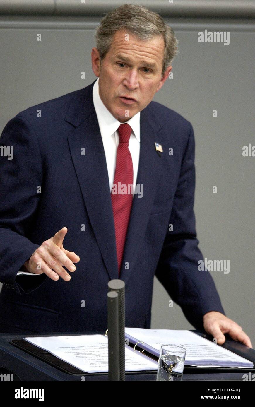(Dpa) - US-Präsident George W. Bush hält seine Rede im Deutschen Bundestag, die, in Berlin, 23. Mai 2002. Er rief zu einem gemeinsamen europäischen Auftritt gegen die "Feinde der Freiheit". Bush kam bei einem einwöchigen Besuch in Europa, wird seine erste Station in Deutschland. Stockfoto