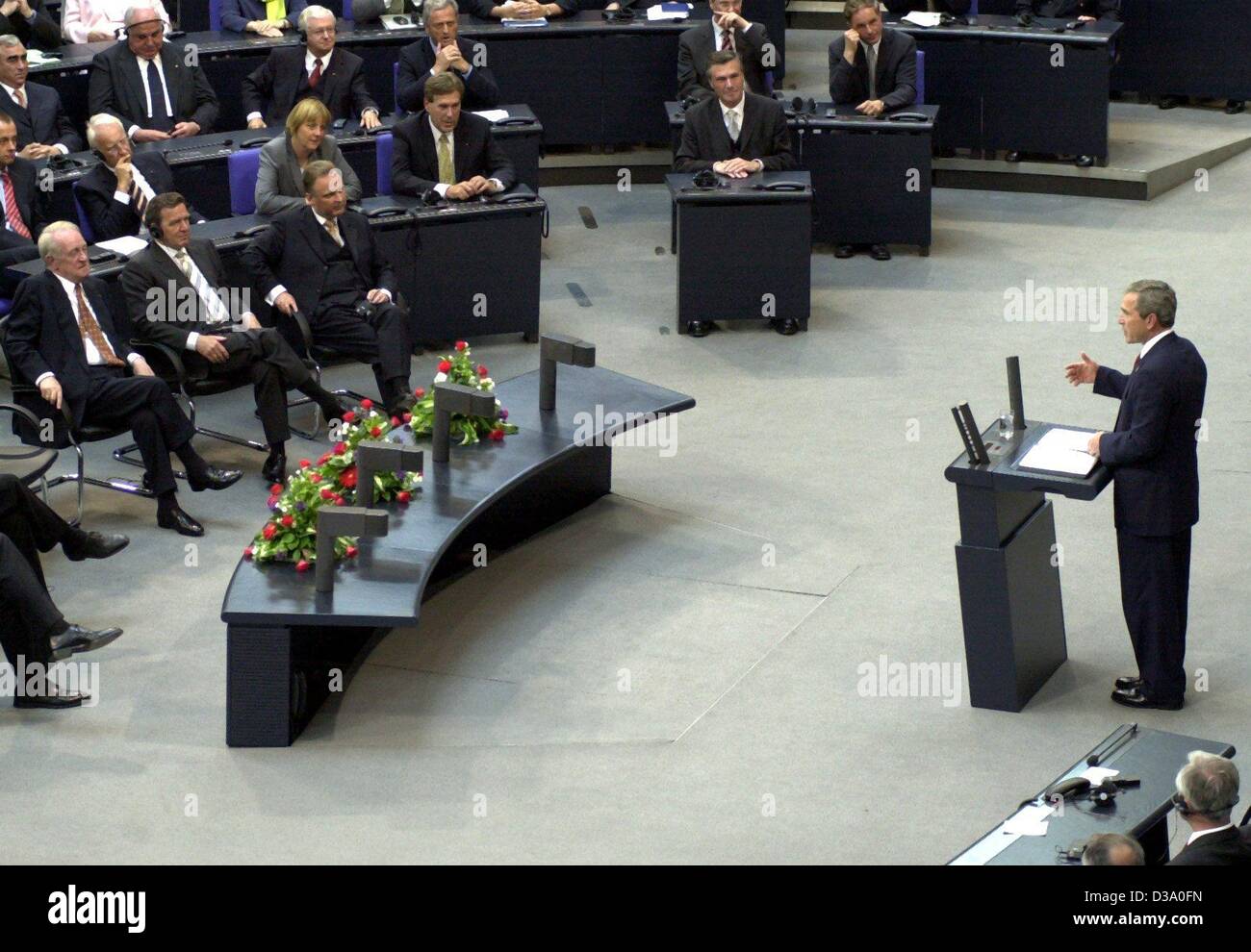 (Dpa) - US-Präsident George W. Bush hält seine Rede im Deutschen Bundestag, die, in Berlin, 23. Mai 2002. Er rief zu einem gemeinsamen europäischen Auftritt gegen die "Feinde der Freiheit". Bush kam bei einem einwöchigen Besuch in Europa, wird seine erste Station in Deutschland. Stockfoto