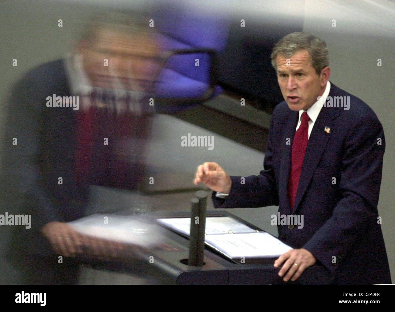 (Dpa) - US-Präsident George W. Bush hält seine Rede im Deutschen Bundestag, die, in Berlin, 23. Mai 2002. Er rief zu einem gemeinsamen europäischen Auftritt gegen die "Feinde der Freiheit". Bush kam bei einem einwöchigen Besuch in Europa, wird seine erste Station in Deutschland. Stockfoto