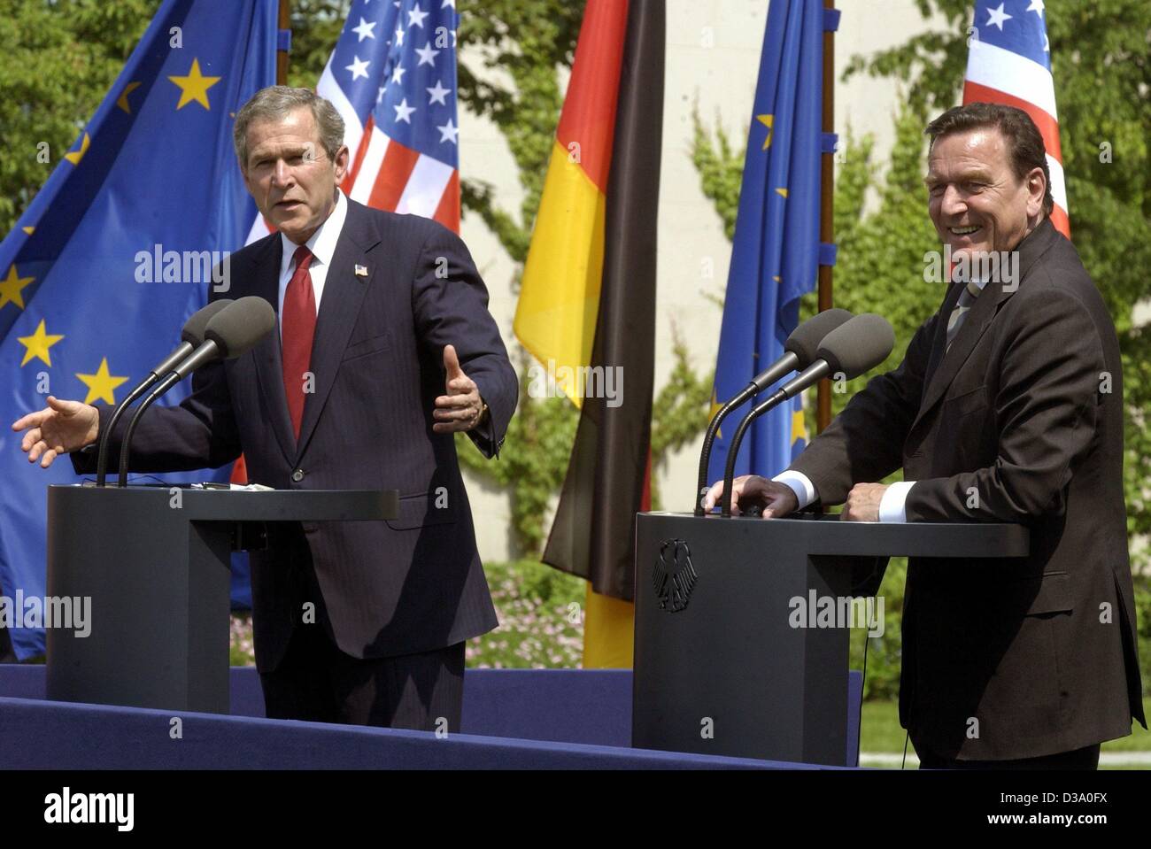 (Dpa) - US Präsident George W. Bush (L) und Bundeskanzler Gerhard Schroeder beantworten die Fragen der Journalisten auf einer Pressekonferenz in Berlin, 23. Mai 2002. Sie gab bekannt, dass USA und Deutschland in allen wichtigen politischen Fragen, darunter die Notwendigkeit, den Krieg gegen t fortzusetzen Stockfoto
