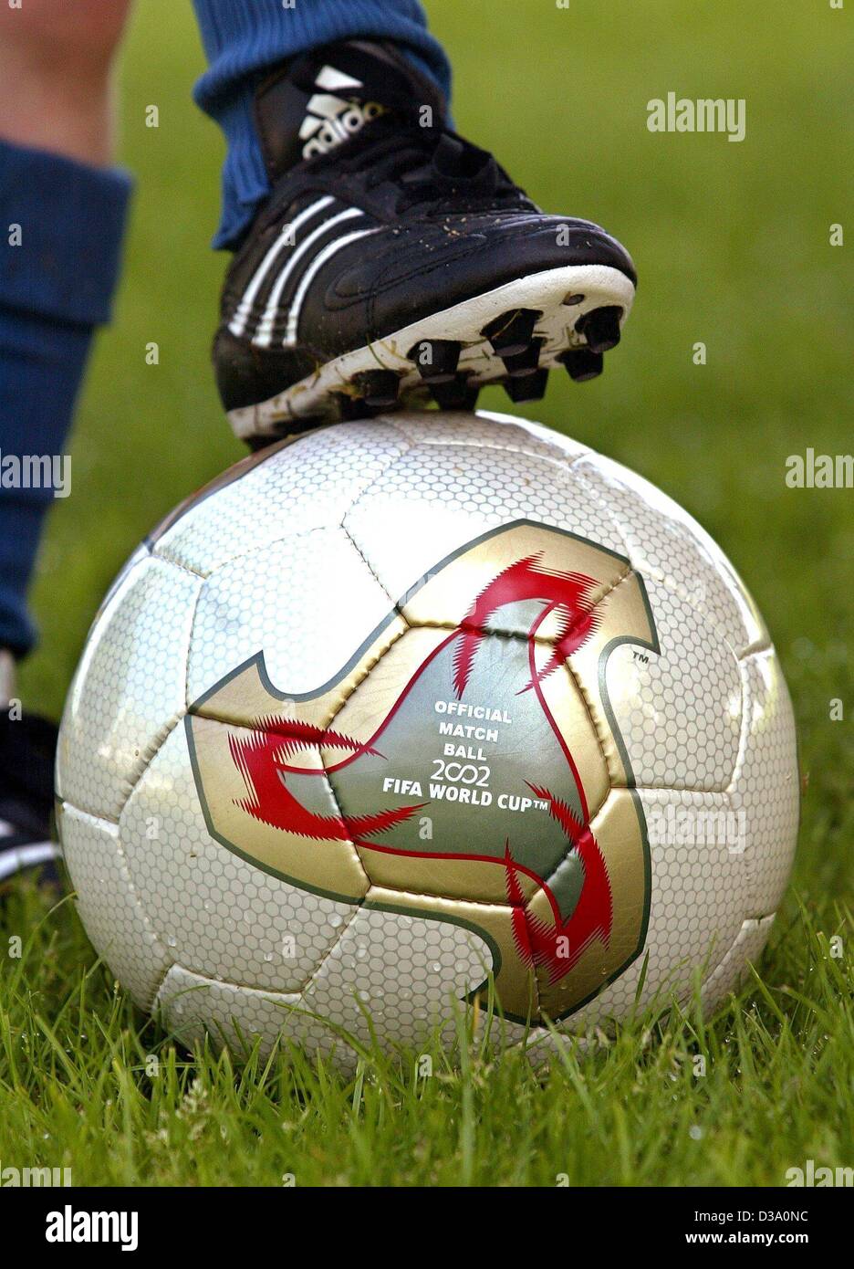 (Dpa) - die neue Soccer ball "Fevernova", Foto in Dormagen, Deutschland, 13. Mai 2002. Der offizielle Ball werden während der WM in Japan und Südkorea. Der Ball ist größer, leichter und damit schneller als die "alten" Fußbälle und verursachte einen Streit unter den Spielern schon ob es ich Stockfoto