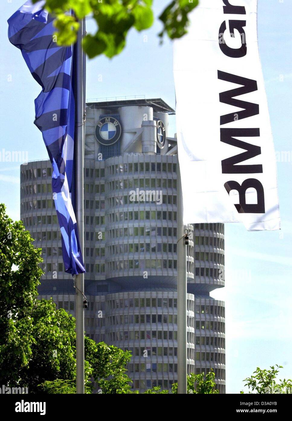Fahnen mit dem BMW Logo sind vor dem Hauptsitz des deutschen Automobilkonzerns in München, 16. Mai 2002 flattern. Der Autohersteller hat stolz verkündet, dass 2001 war das bisher erfolgreichste Jahr in der Geschichte des Unternehmens. BMW ist eine der profitabelsten Automobilhersteller der Welt. Stockfoto