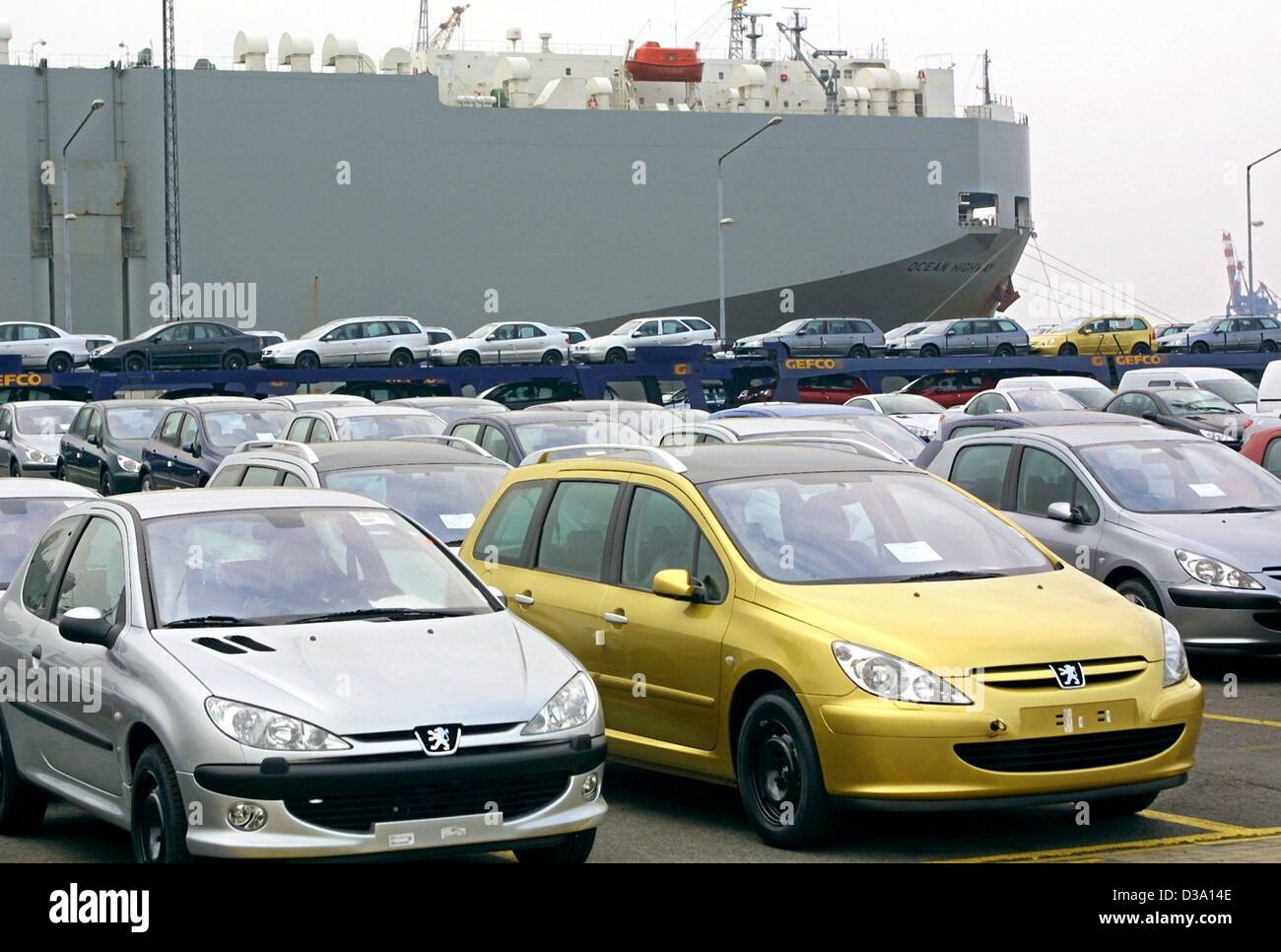 (Dpa) - warten französische Peugeot Autos am Autoterminal der BLG-Harms Automobil Logistik in Bremerhaven, Deutschland, 11. April 2002 bestiegen werden. Kreisverkehr 1500 Schiffe Transport mehr als 1,2 Millionen Fahrzeuge von hier jedes Jahr, wodurch der Hafen einer der wichtigsten Auto Häfen der Welt. Stockfoto