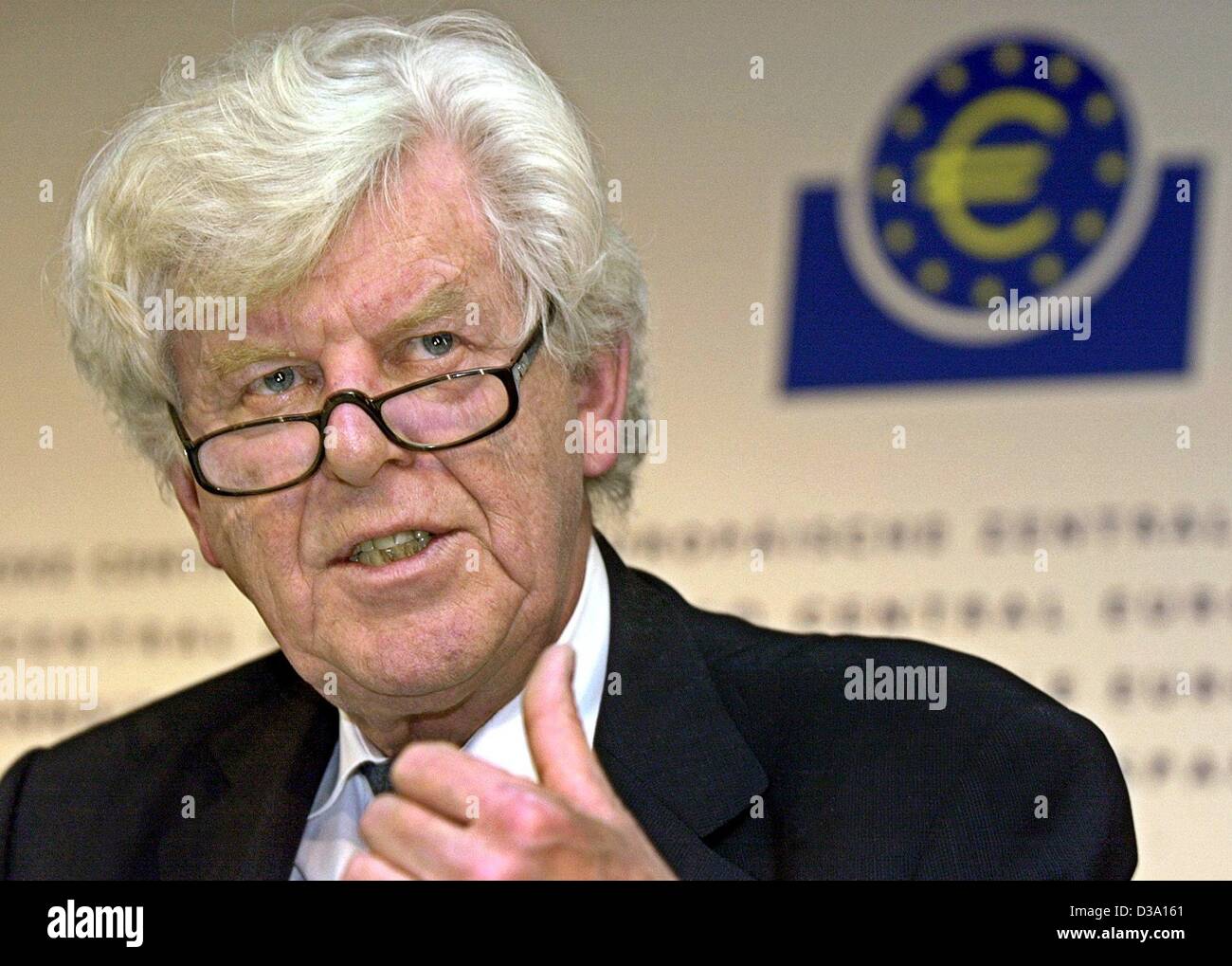 (Dpa) - Wim Duisenberg, Präsident der Europäischen Zentralbank, spricht während einer Pressekonferenz in Frankfurt am Main, 2. Mai 2002. Stockfoto