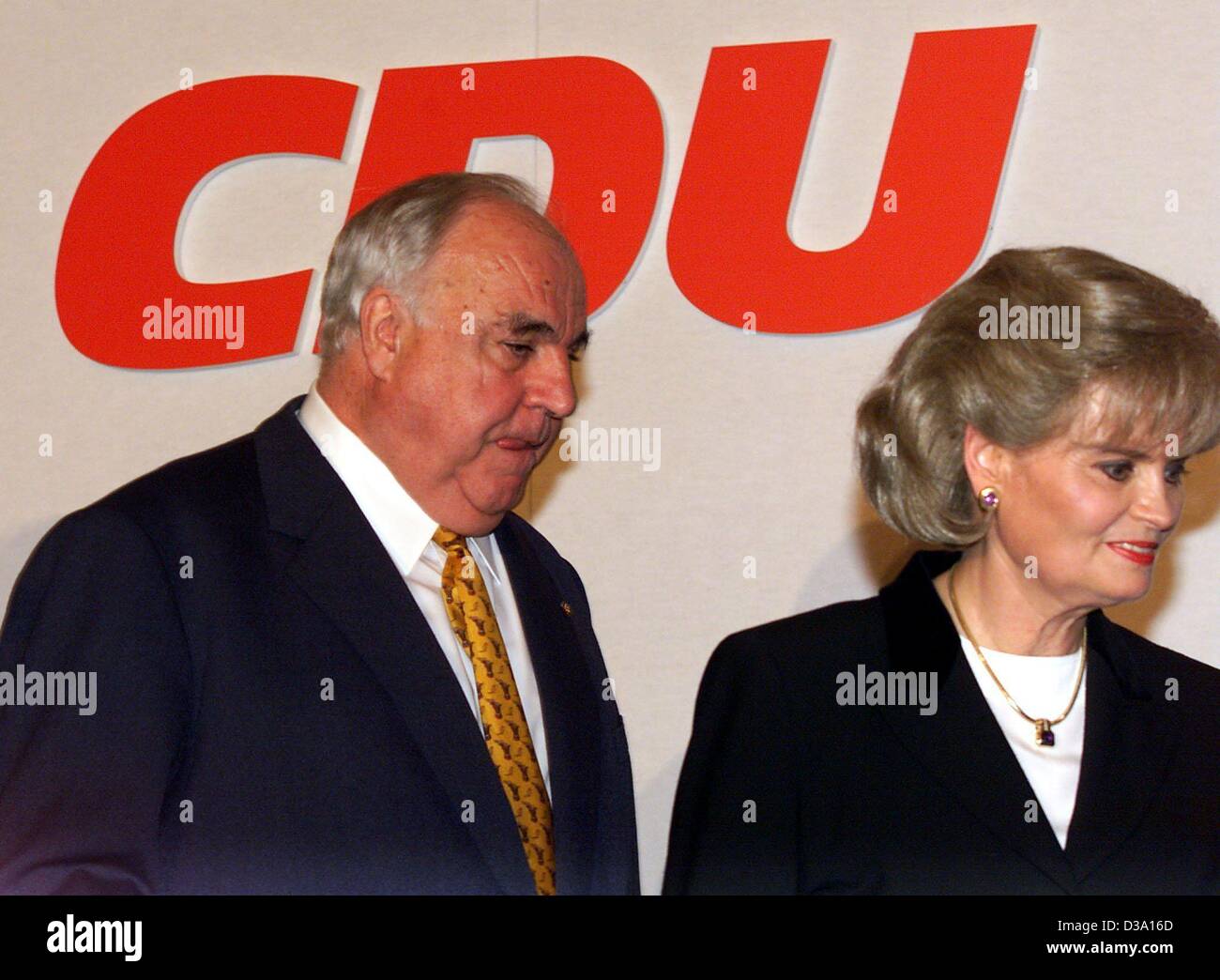 (Dpa) - Helmut Kohl, Bundeskanzler von 1982 bis 1998, verlässt das Podium zusammen mit seiner Frau Hannelore am Vorabend Wahl, 27. September 1998. In einem kurzen Statement in der Parteizentrale in Bonn hatte er die Verantwortung für die Wahl verlor übernommen. Die christlich demokratische Union (CDU) hatte eine Stockfoto