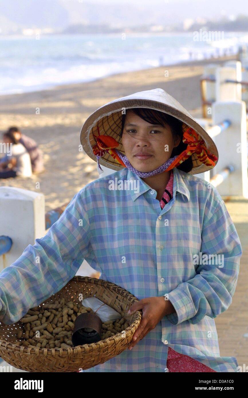 (Dpa) - eine Frau wartet auf Kunden ihre Erdnüsse in den Straßen von Nha Trang, Vietnam, 24. Februar 2002 kaufen. Stockfoto