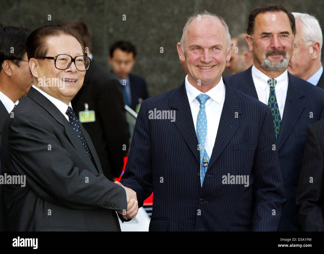 Chinesische Präsident Jiang Zemin (L) wird durch Abstechen Volkswagen Vorsitzenden Ferdinand Piech während seines Nachfolgers steht Bernd Pischetsrieder hinter ihm während des Zemin Besuch die Autofabrik in Wolfsburg, 12. April 2002 begrüßt. Es war seine zweite Staatsbesuch nach Deutschland, diesmal für eine Woche geplant und Stockfoto