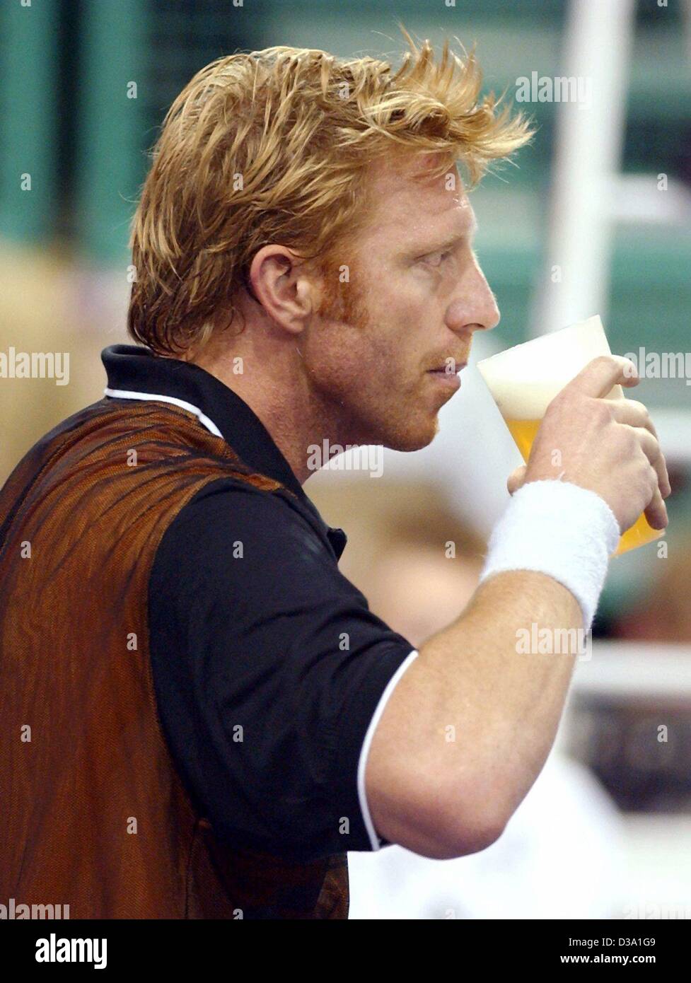 (Dpa) - genießt ehemaliger deutscher Tennisspieler Boris Becker, trinken ein Bier zum Spaß während ein Showmatch in Bayreuth, Deutschland, 12. April 2002. Stockfoto