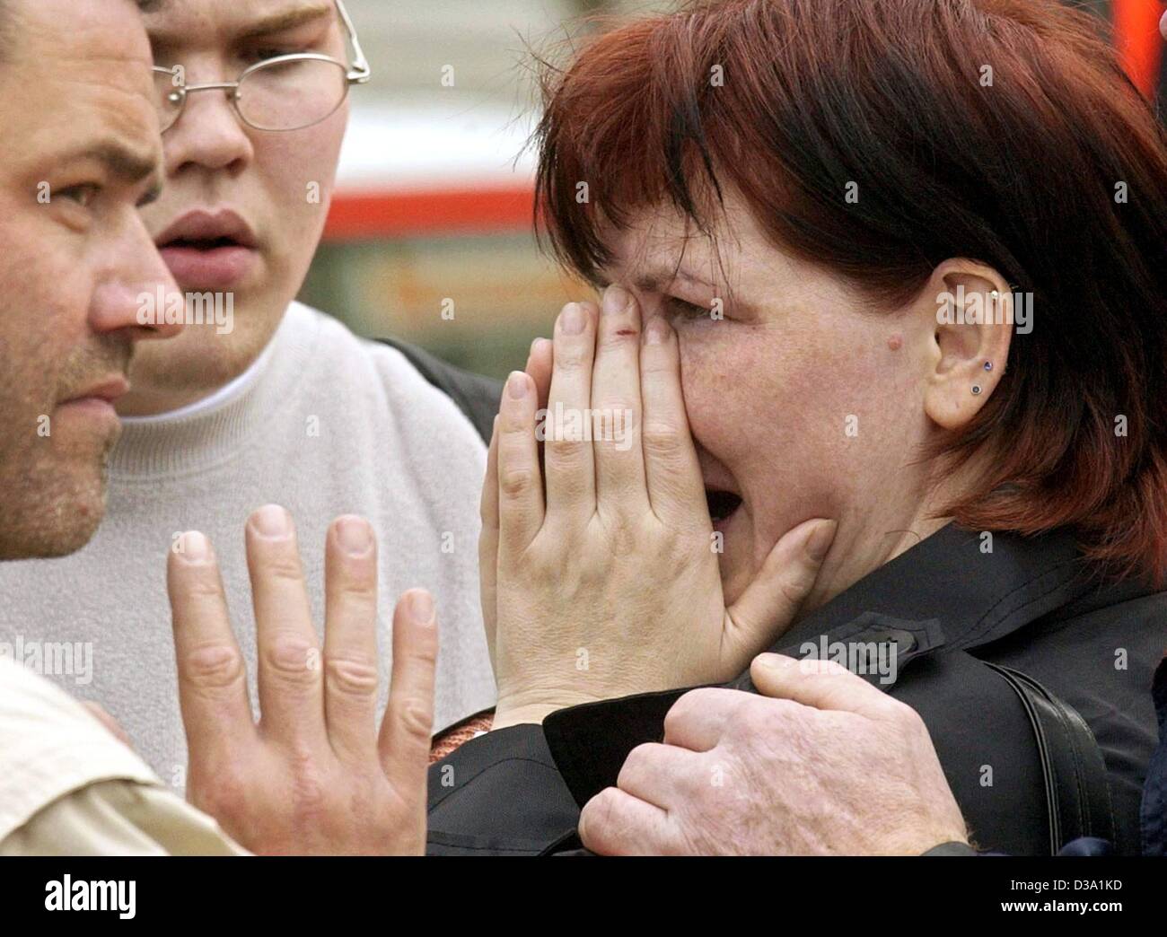 (Dpa) - Verwandten in Angst um ihren Geliebten vor Erfurt "Gutenberg Gymnasium", 26. April 2002 weinst. Die Schule war ein Blutbad bei 19-Year-Old ehemaliger Schüler am 26. April 2002, amok 16 Personen lief vor der Aufnahme selbst zu töten. Die Pupille, Mitglied in einem shooting Club und enth Stockfoto