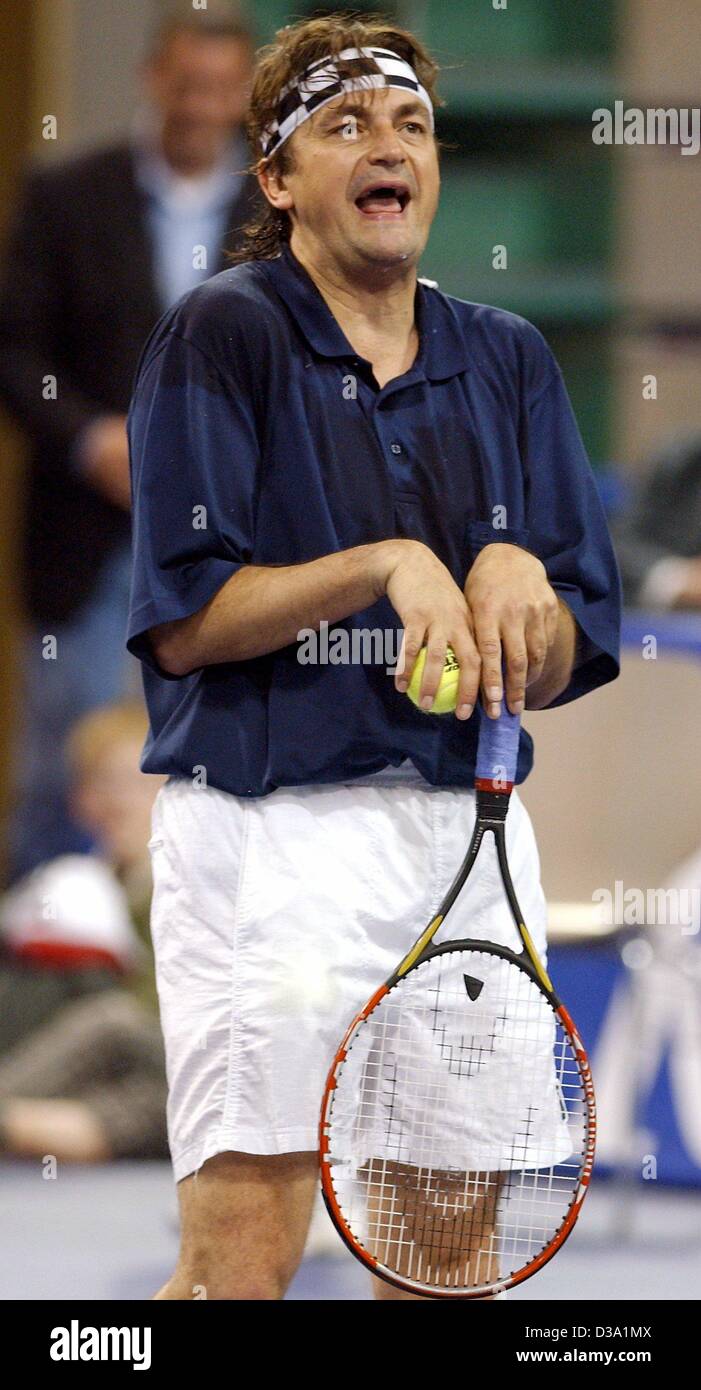 (Dpa) - der französische Tennis "Veteran" Henri Leconte macht Grimassen während einer Show match gegen Boris Becker in Bayreuth, Deutschland, 12. April 2002. Stockfoto