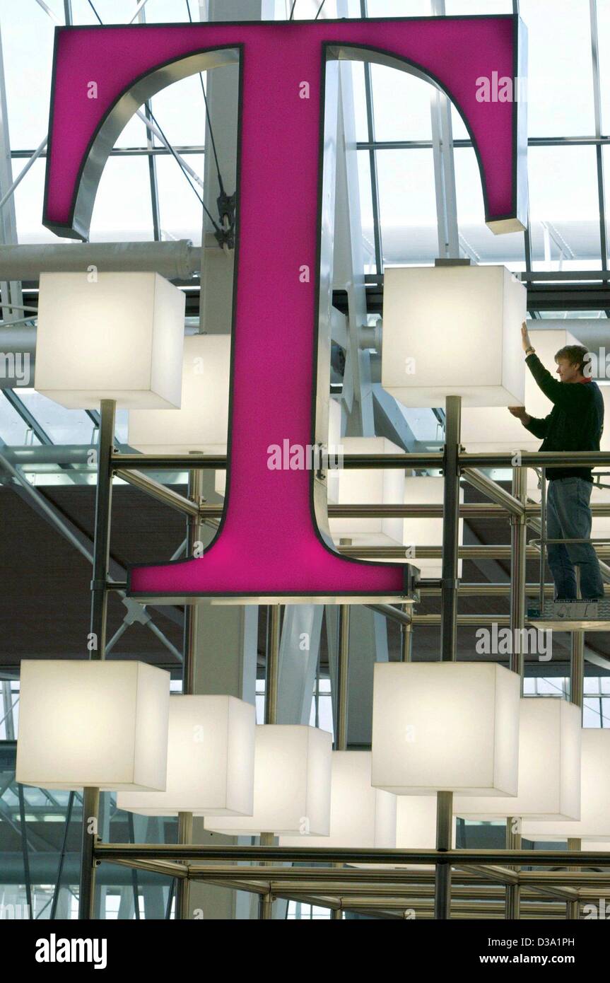 (Dpa) - das Logo der deutschen Internet Provider T-Online Zugehörigkeit zu der deutschen Telekommunikations-Unternehmen Telekom, auf der Welt das größte Computer-Messe CeBIT in Hannover, Deutschland, 11. März 2002. Stockfoto