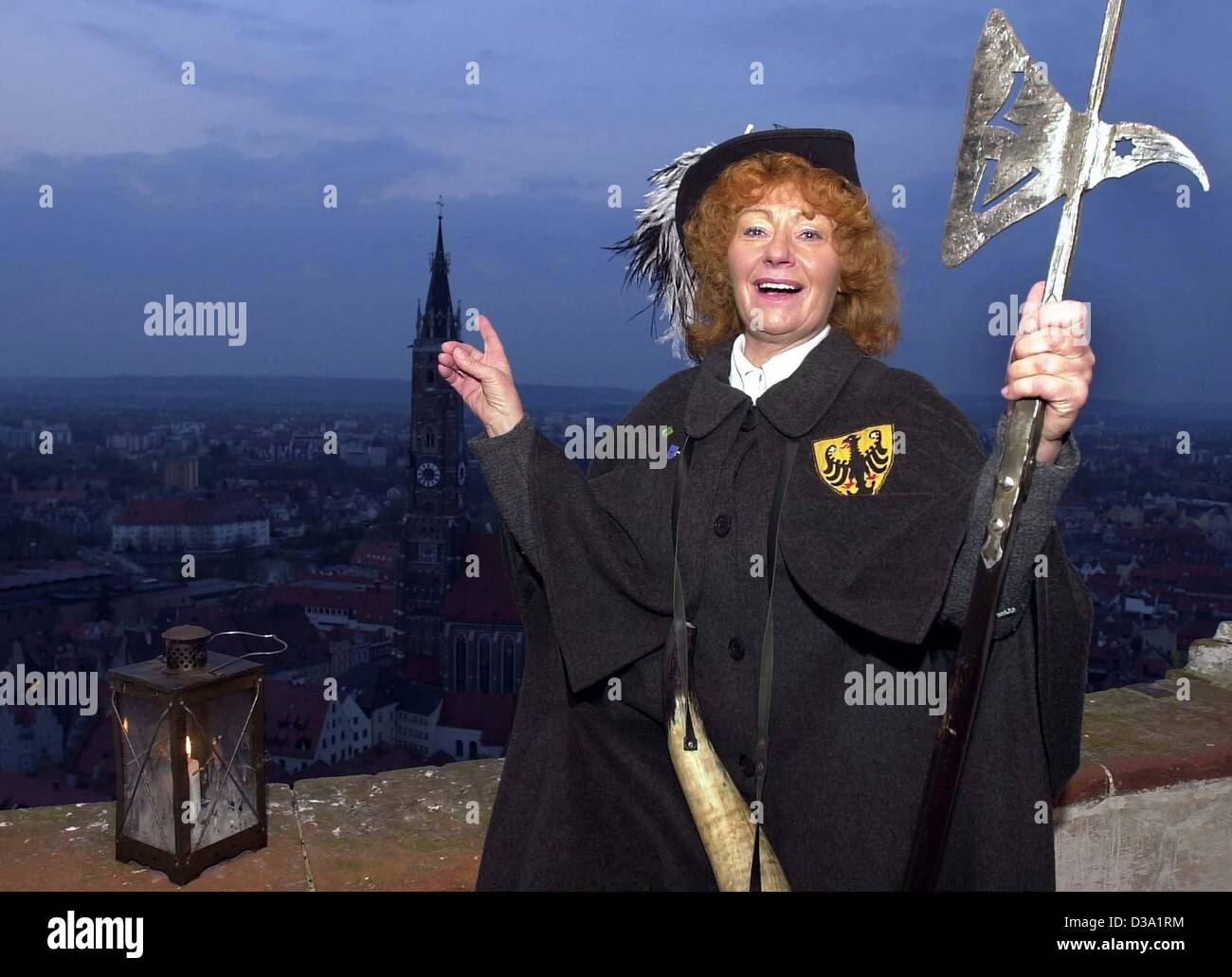 (Dpa) - Lilo Eder, eine zertifizierte Nachtwache, gekleidet in traditioneller Uniform, singt eine Nacht-Melodie steht auf der Burg Traunsnitz in der Nähe von Landshut, Bayern, 9. April 2002. Sie ist eine von drei Frauen in Deutschland in diesem traditionellen Job arbeiten. Ihre Lieder hört man von der Burg einmal im Monat. Stockfoto