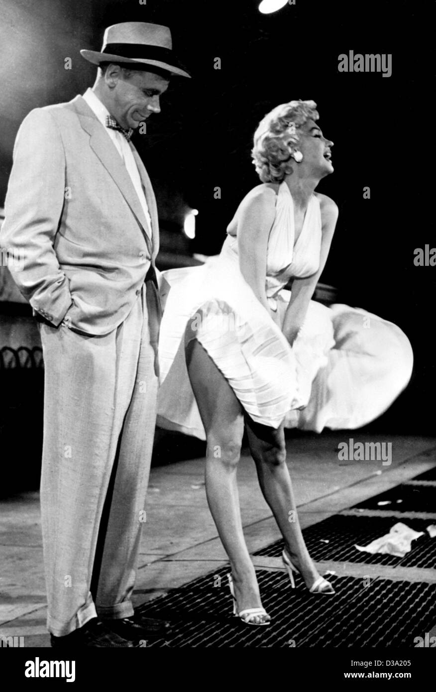 (Dpa) - Marilyn Monroe posieren mit ihrem Rock auf einer u-Bahn-Luftschacht, mit ihrem Film partner Tom Ewell stand neben ihr, eine berühmte Filmszene aus Billy Wilders Komödie "The Seven Year Itch" (1955), der Filmgeschichte wurde. Wilder starb am 28. März 2002 im Alter von 95 in seinem Haus in Beverly Hills. Stockfoto