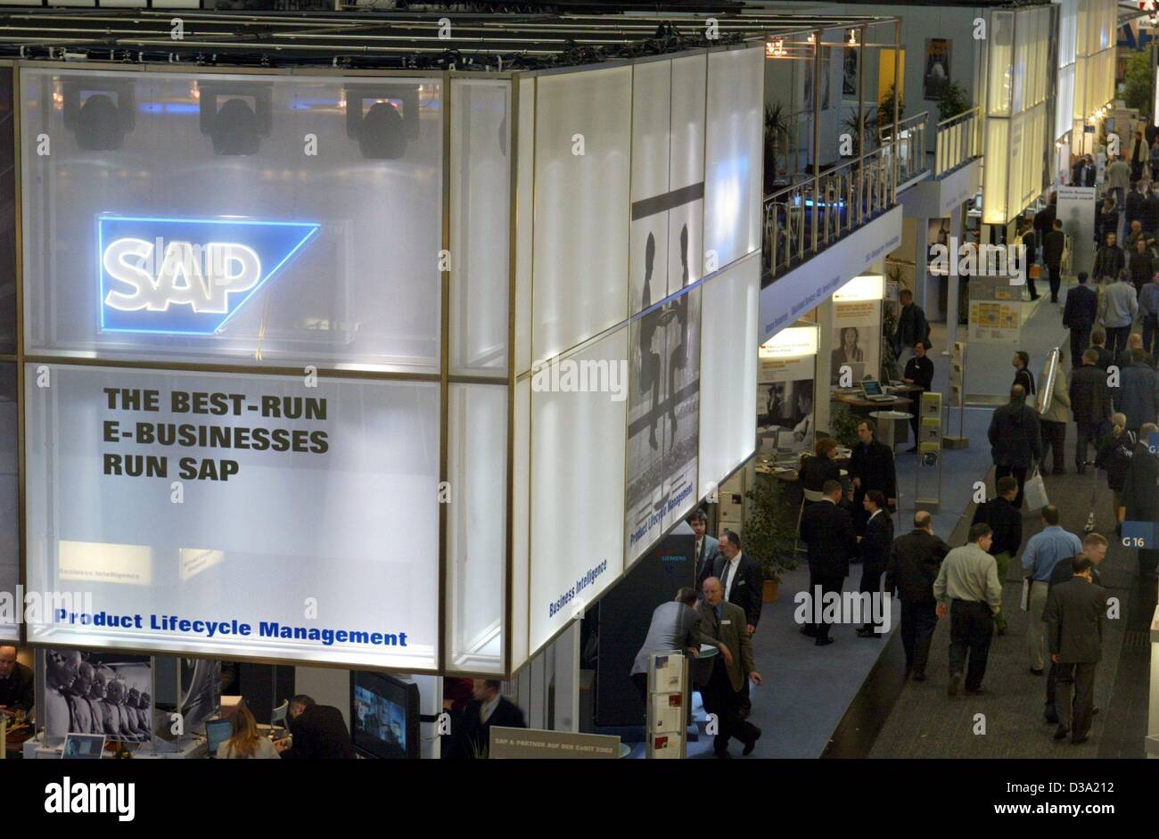(Dpa) - der Stand des deutschen Software-Unternehmens SAP auf der weltweit größten Computer Handel Messe CeBIT in Hannover, 19. März 2002. Stockfoto