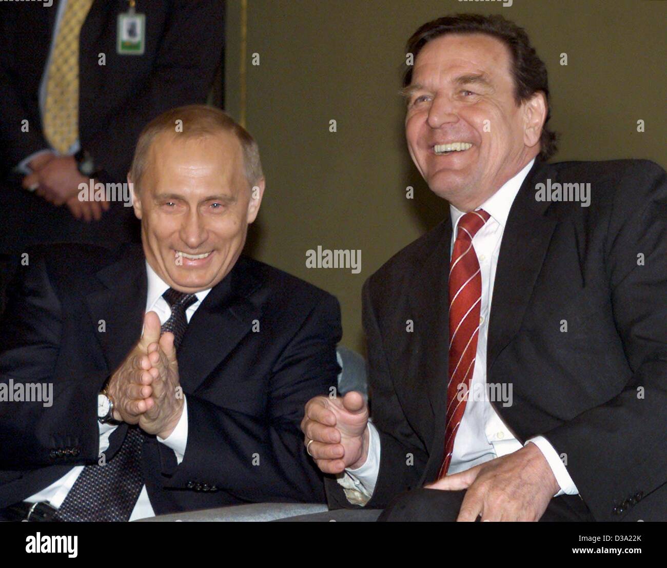 (Dpa) - russischen Präsidenten Vladimir Putin (l) und Bundeskanzler Gerhard Schroeder vor ihrer politischen Gesprächen in Weimar, 9.4.2002 amüsiert. Thema des "Petersburger Dialogs" war die Verbesserung der sozialen und kulturellen Beziehungen zwischen beiden Ländern. Stockfoto