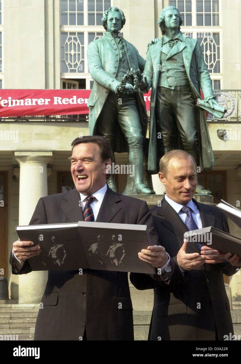 (Dpa) - Bundeskanzler Gerhard Schroeder (l) und russische Präsident Vladimir Putin vor dem Goethe-Schiller-Denkmal in Weimar, 10.4.2002. Vor ihrem Treffen mit dem Secretary Of State sie Weimars Innenstadt besucht und erhielten vom Bürgermeister-Bilderbücher. Stockfoto