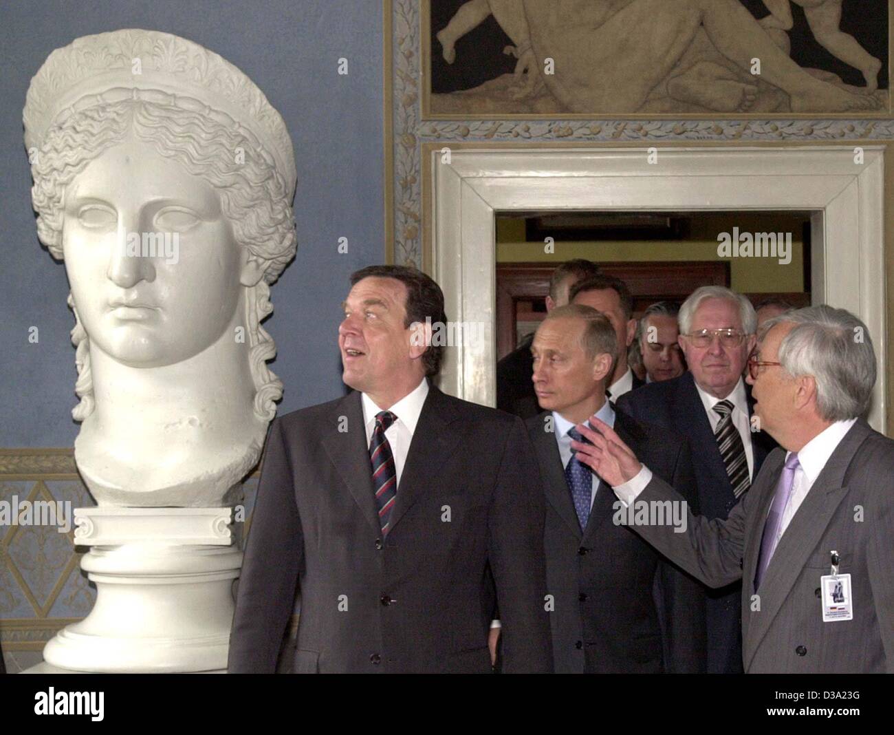 (Dpa) - L-r: Bundeskanzler Gerhard Schroeder und der russische Präsident Vladimir Putin schauen Sie sich die Büste der römischen Göttin Juno bei ihrem Besuch in dem Goethe-Haus im Rahmen der zweitägigen "Petersburger Dialog" in Weimar, 10.4.2002, begleitet von Bernhard Vogel, Ministerpräsident von Thüringen und L Stockfoto