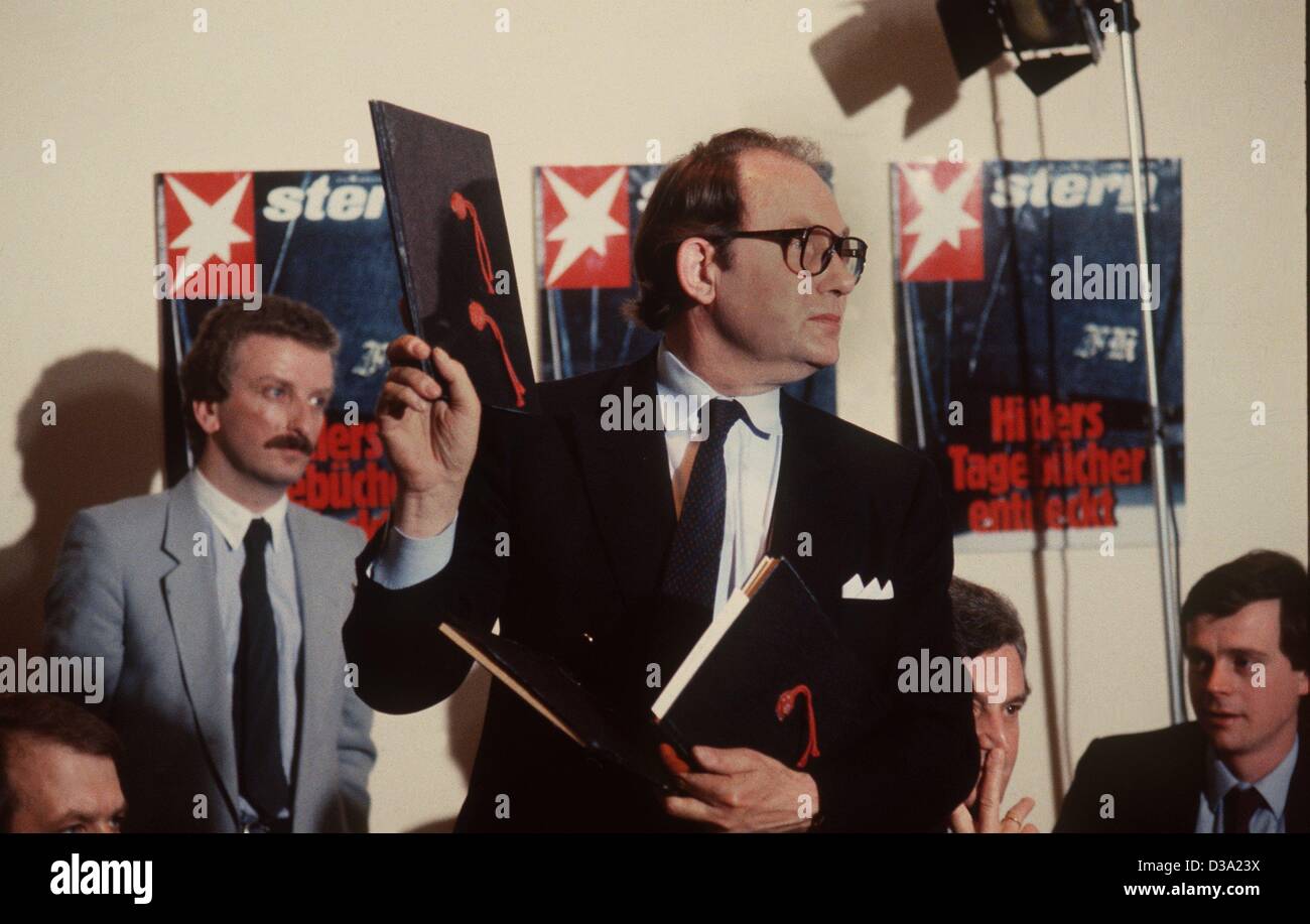 (Dpa-Dateien) - Gerd Heidemann, Reporter des Magazins "Stern", präsentiert der angeblichen Hitler Tagebücher auf einer Pressekonferenz in Hamburg, 25. April 1983. An diesem Tag 'Stern' begann die Tagebücher zu veröffentlichen und bestätigt die Echtheit der 63 Hefte mit Unterstützung des Gutachtens. Der Betrug Stockfoto