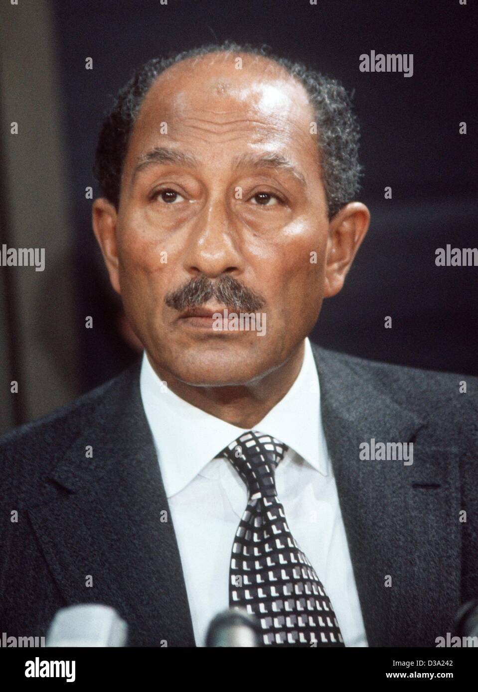 (Dpa-Dateien) - der ägyptische Präsident Anwar El Sadat, abgebildet auf einer Pressekonferenz in Bonn, 1. April 1977. Stockfoto