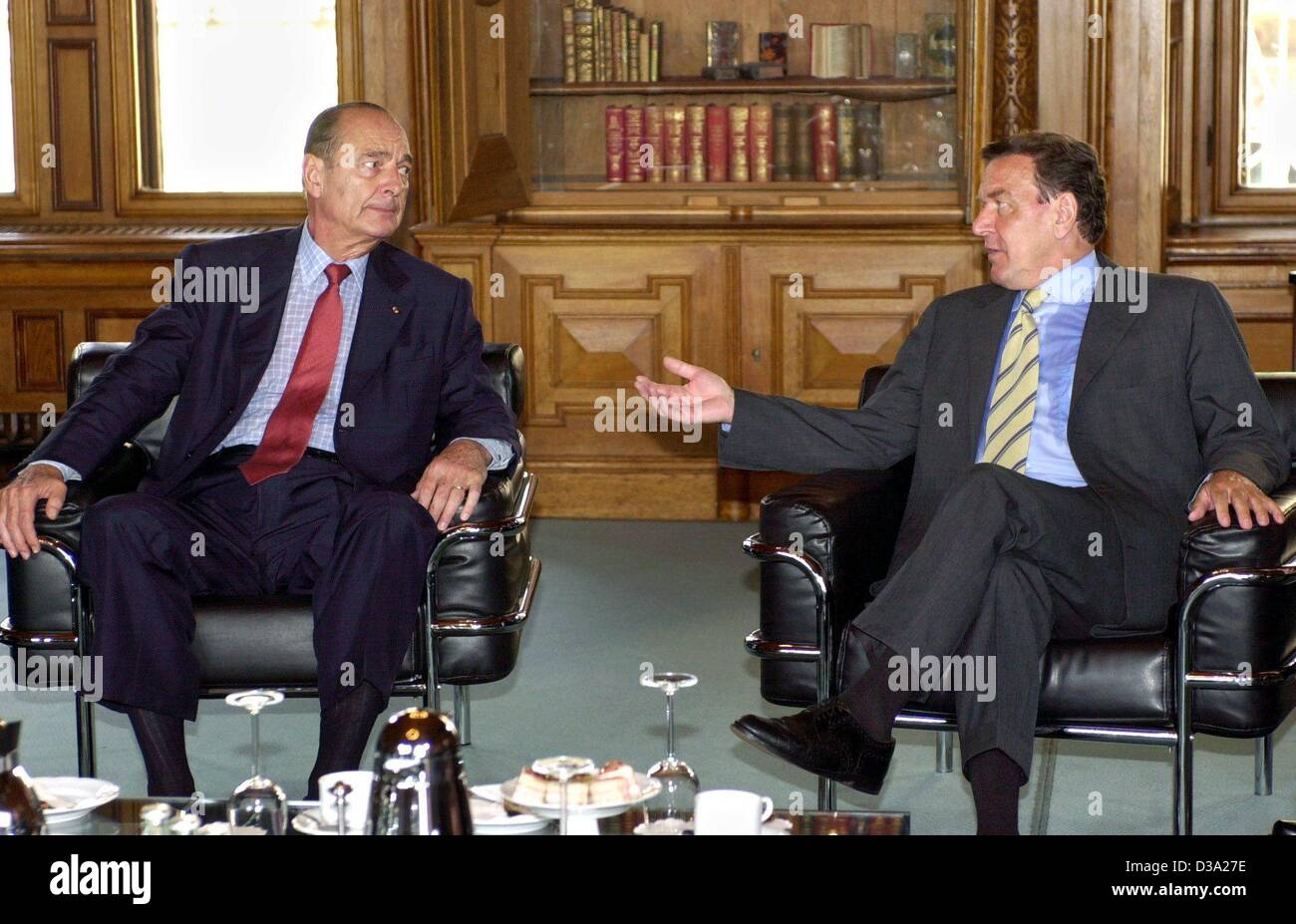 (Dpa) - französischer Präsident Jacques Chirac (L) und der deutsche Bundeskanzler Gerhard Schröder in den Gesprächen während des deutsch-französischen Gipfels in Schwerin, Deutschland, 30. Juli 2002 abgebildet. Während des Tages-Gipfels standen die Situation im Nahen Osten und in Afghanistan und die Erweiterung der europäischen Un Stockfoto