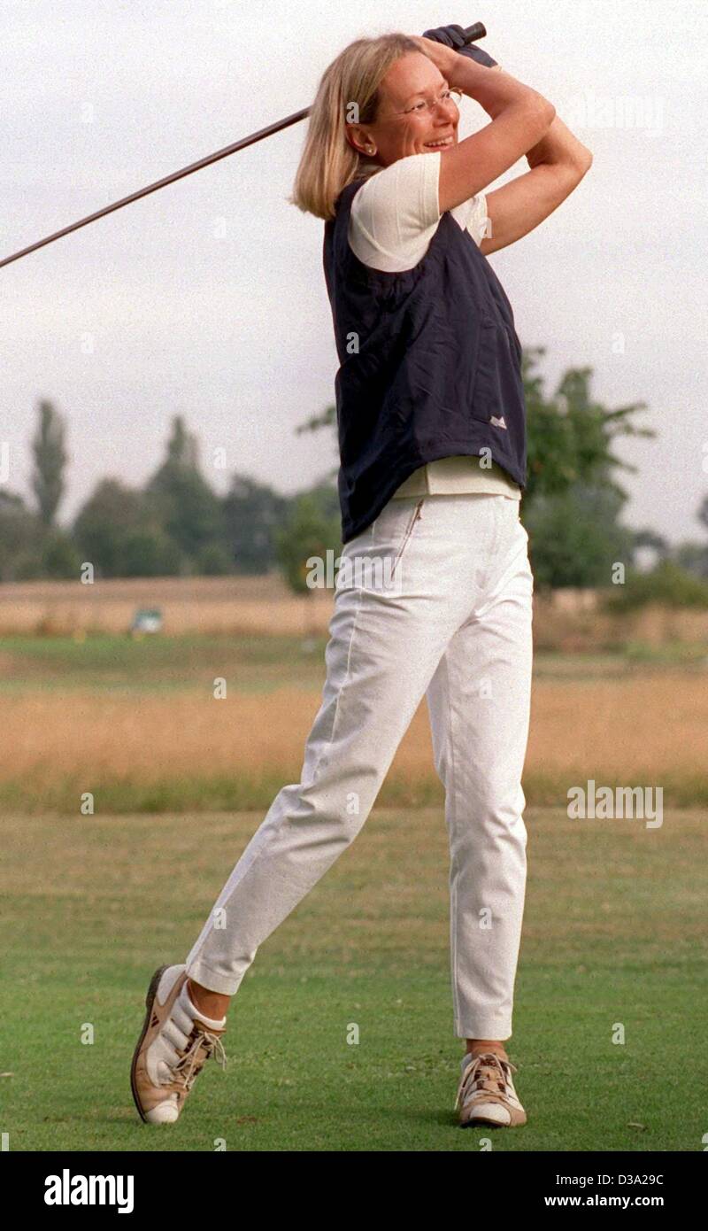 (Dpa-Dateien) - Sybille Beckenbauer, Ehefrau von Franz Beckenbauer, Bundespräsident der Fußball-Nationalmannschaft-FC Bayern München spielt Golf während der 19. Adidas-Golf-Turnier in Herzogenaurach (Deutschland), 13. August 2001. Nach seiner ersten Ehe mit Brigitte von 1966 bis 1990 heiratete Beckenbauer seine Stockfoto