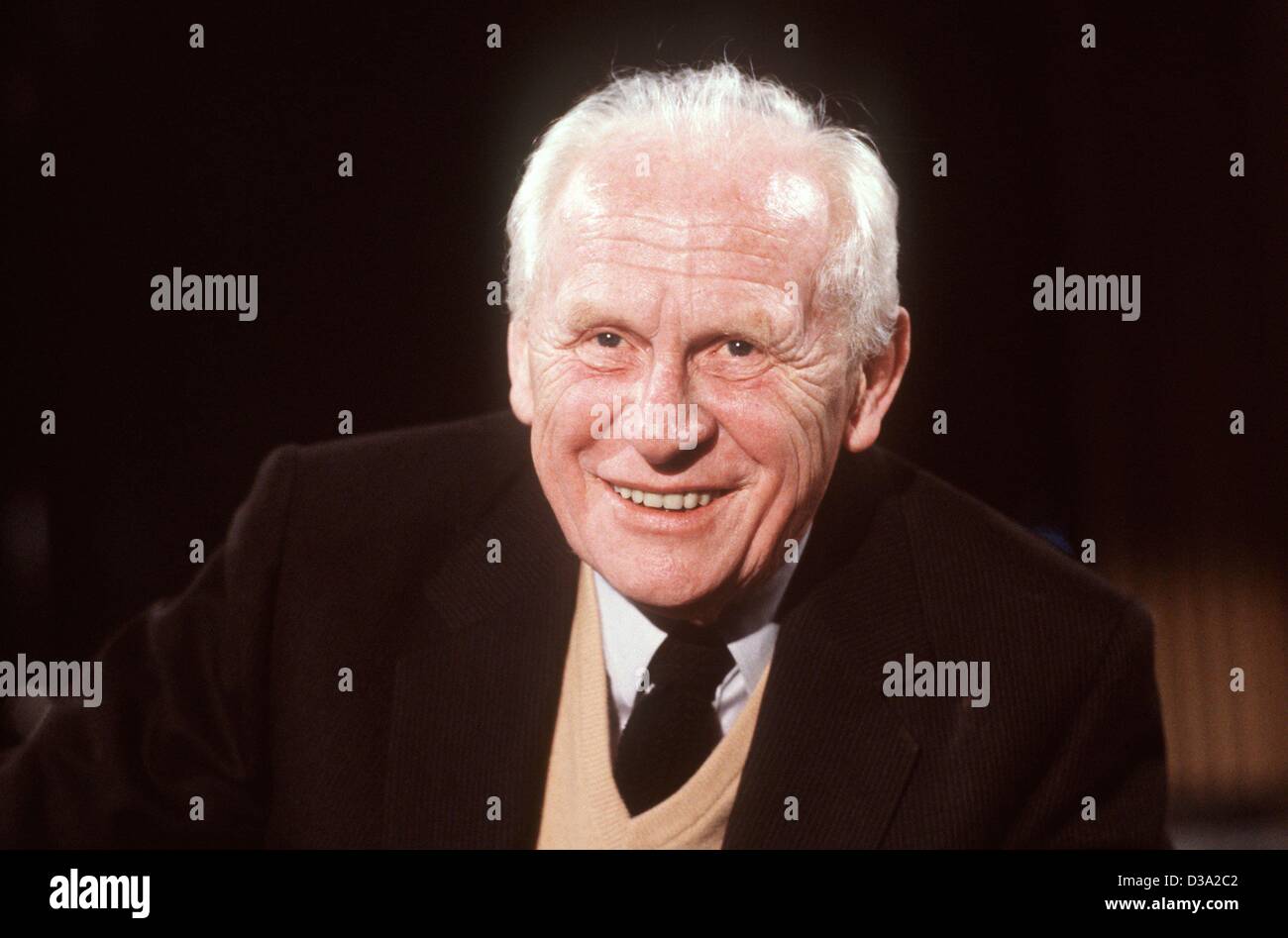 (Dpa-Dateien) Deutsche Schauspieler, den Gert Froebe im Januar 1988 lächelt. Er starb, im Alter von 75, aufgrund eines Herzinfarkts, 5. September 1988. Stockfoto