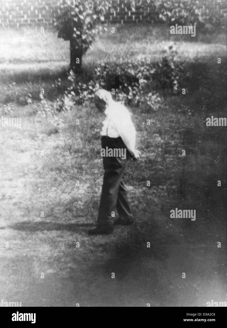 (Dpa-Dateien) - Rudolf Hess, der ehemalige "Stellvertreter von Adolf Hitler" im dritten Reich, im Bild heimlich, während er im Gefängnis Hof des Gefängnisses Kriegsverbrecher in Berlin (undatiert Filer) geht. Soldaten und Offiziere der Armee der Alliierten, die heimlich Bilder von Rudolf Hess im Gefängnis fand, wurden bestraft, DM Stockfoto