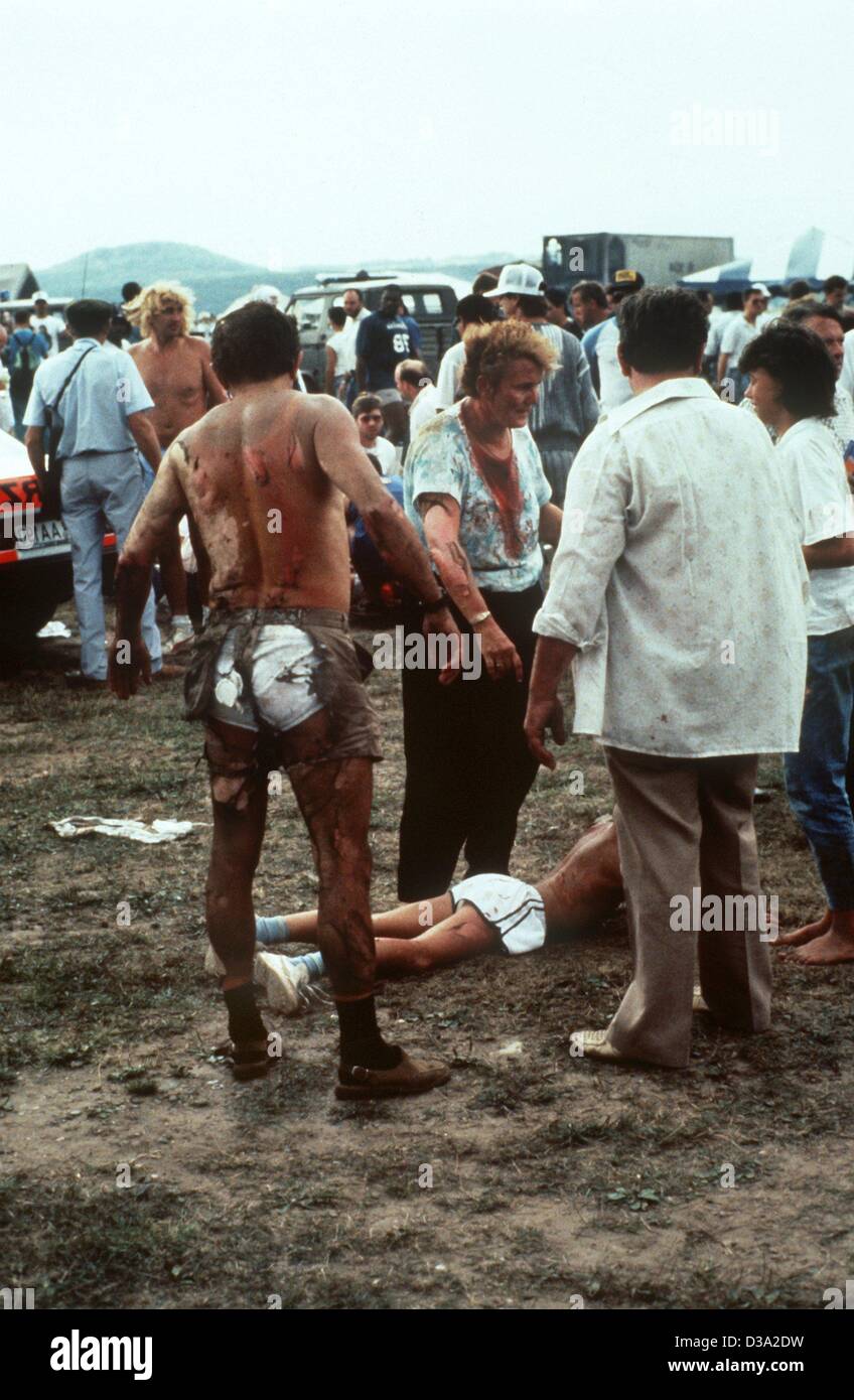 (Dpa-Dateien) - eine Gruppe von entsetzt und verletzte Menschen, deren Kleidung aus ihrer Haut, warten auf medizinische Versorgung nach dem katastrophalen Flugzeugabsturz während der Luftfahrt-Show auf dem US-Luftwaffenstützpunkt in Ramstein, Deutschland, 28. August 1988 verbrannt wurden. Ein Jet der italienischen Stunt-Flying Squadron "Frecce Tricolori" Stockfoto