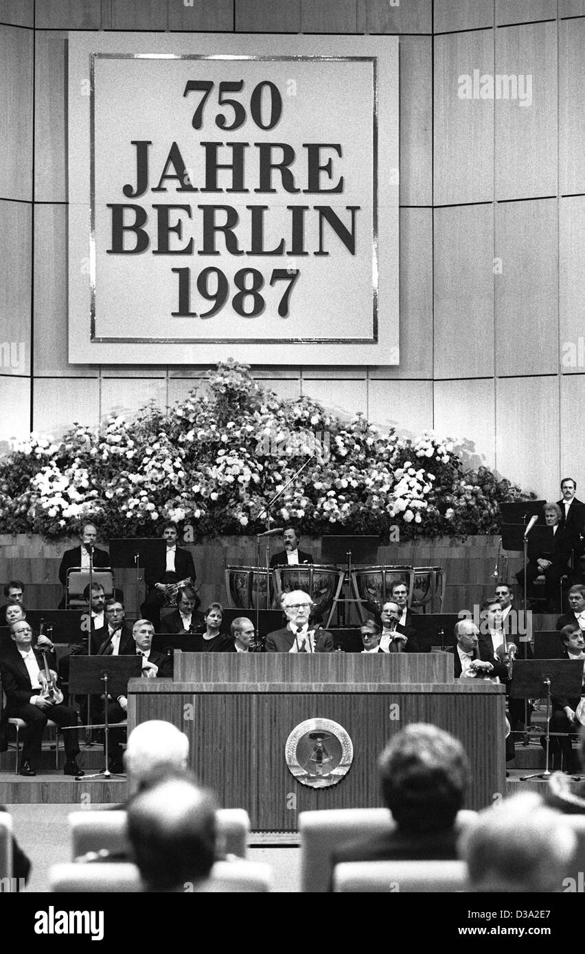 (Dpa-Dateien) - Erich Honecker, Staatsoberhaupt der DDR, hält seine Rede anlässlich des 750. Jahrestages der Stadt Berlin im Palast der Republik in Ost-Deutschland, 23. Oktober 1987. Stockfoto