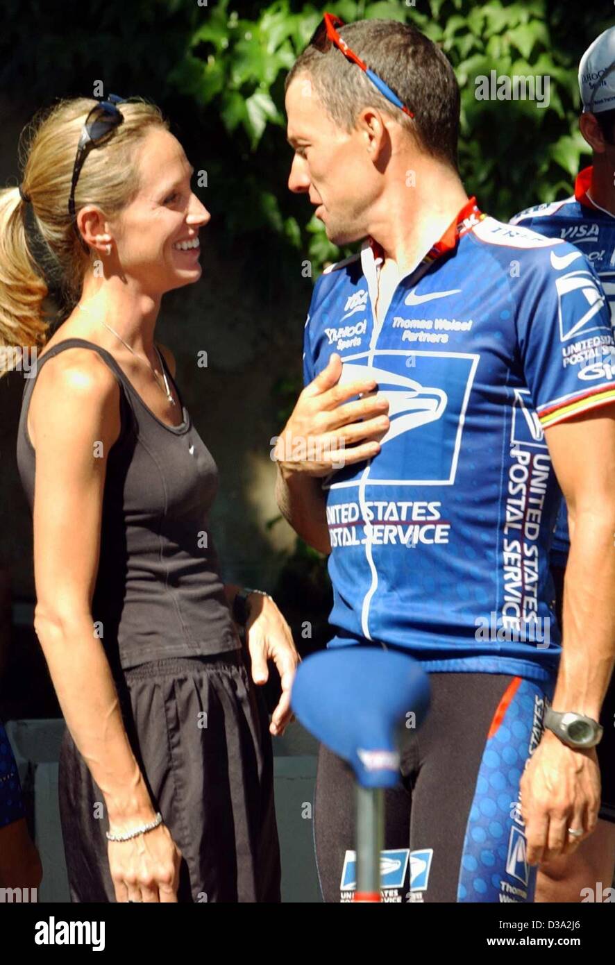 (Dpa) - chats U.S. Lance Armstrong des US Postal Teams mit seiner Frau Kristin vor dem Training vor der 15. Etappe der Tour De France in St. Paul-Trois-Chateaux, 22. Juli 2002. Stockfoto