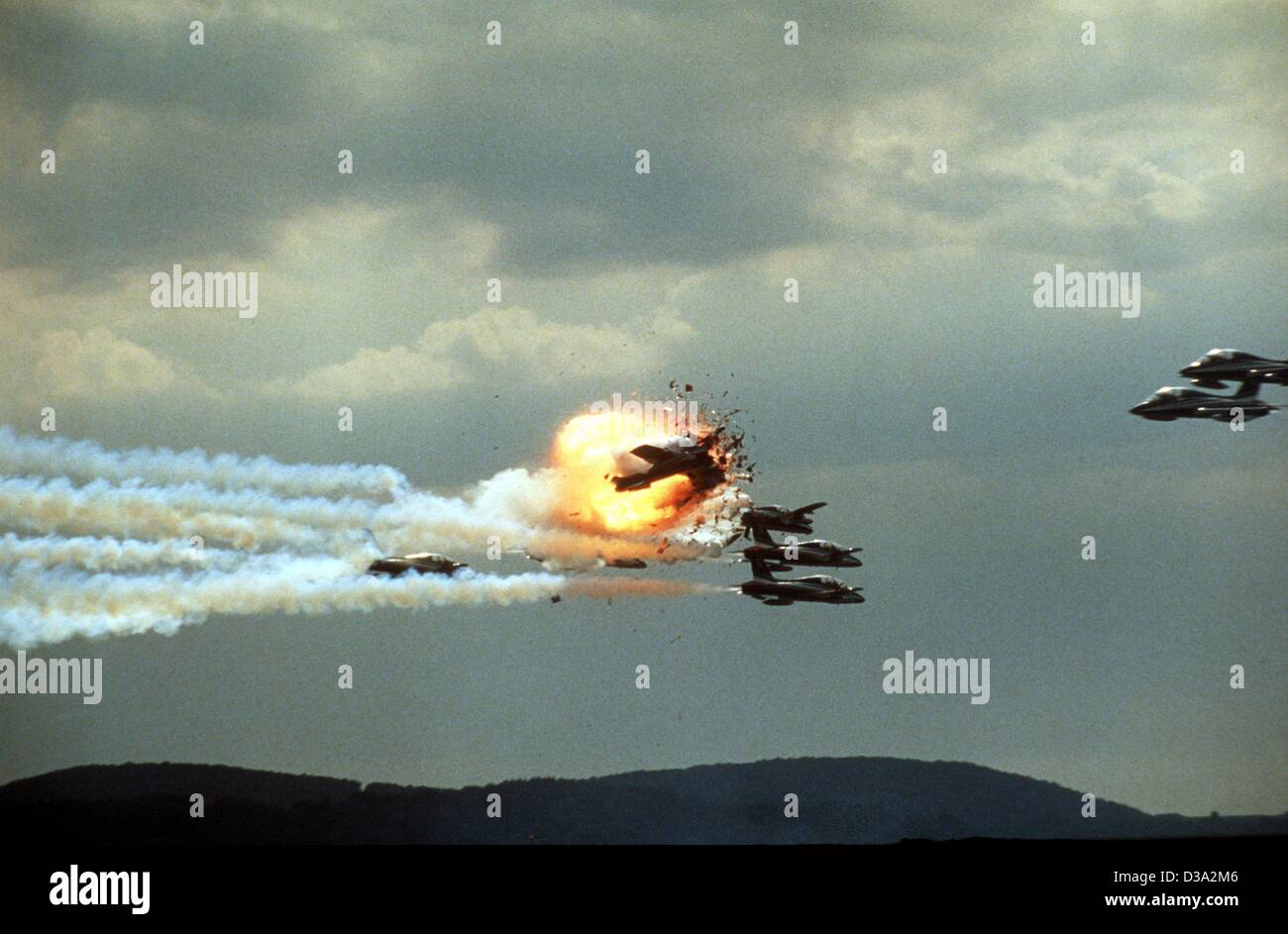 (Dpa) - ein Strahl der italienischen Stunt-Flying Squadron "Frecce Tricolori" kollidiert mit zwei anderen Jets und explodiert während der Luftfahrt-Show in Ramstein, Deutschland, 28. August 1988, 70 Menschen getötet und verletzt wurden rund 1000 mehr. Stockfoto