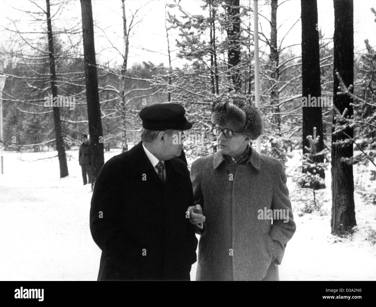 (Dpa-Dateien) - Erich Honecker (R), Staatsoberhaupt der Deutschen Demokratischen Republik, geht mit Helmut Schmidt, Bundeskanzler am Doelln See in Deutschland, im Dezember 1981. Schmidt war bei einem dreitägigen Besuch in Ost-Deutschland. Stockfoto
