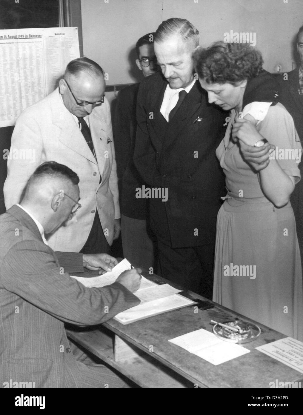 Politik pol wahlen politiker frau ballot_room deutschland Fotos und
