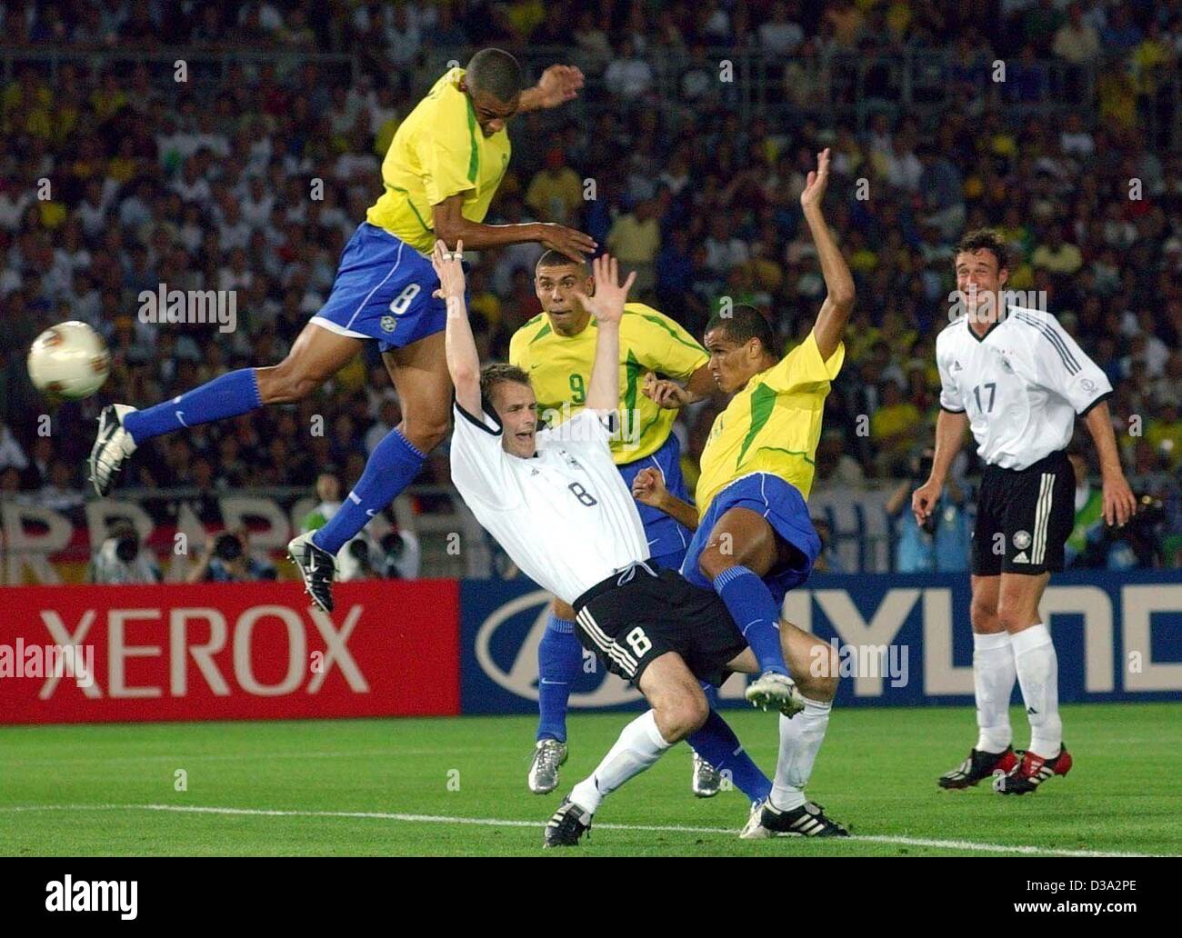 (Dpa) - Gilberto Silva (links oben), der brasilianische Mittelfeldspieler und Rivaldo (zweiter von rechts) Kampf um den Ball gegen Deutschlands Mittelfeldspieler Dieter Haman (C) als Brasiliens vorwärts Ronaldo und Deutschlands Marco Bode (rechts hinten) blicken auf Deutschland/Brasilien-Finale der FIFA WM 2002 in Japan, 30 Juni 2 Stockfoto