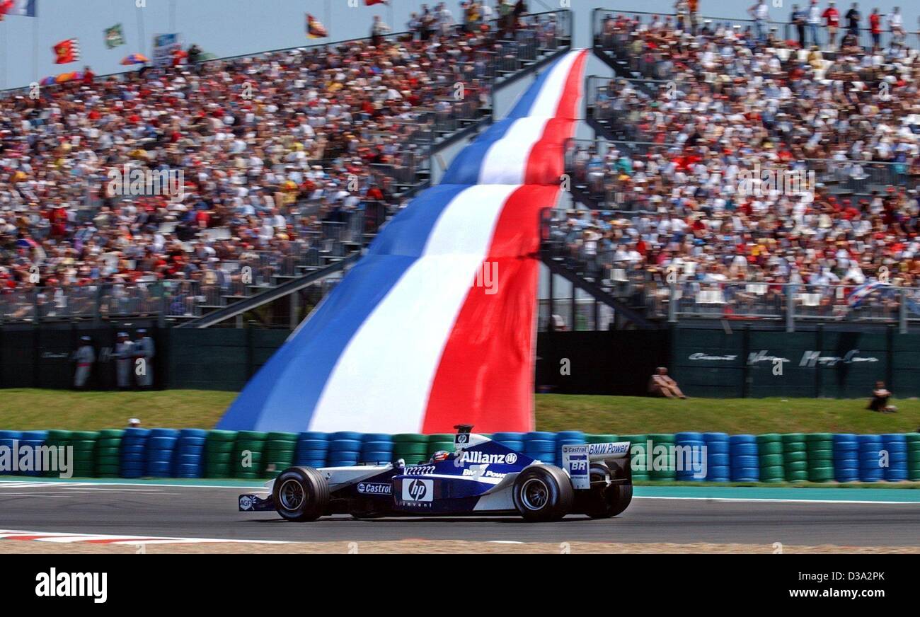 (Dpa) - fährt kolumbianischer Formel 1-Pilot Montoya (BMW-Williams) vorbei die französische Nationalflagge während der qualifizierten Ausbildung auf die Magny-Cours in Frankreich, 20. Juli 2002. Stockfoto