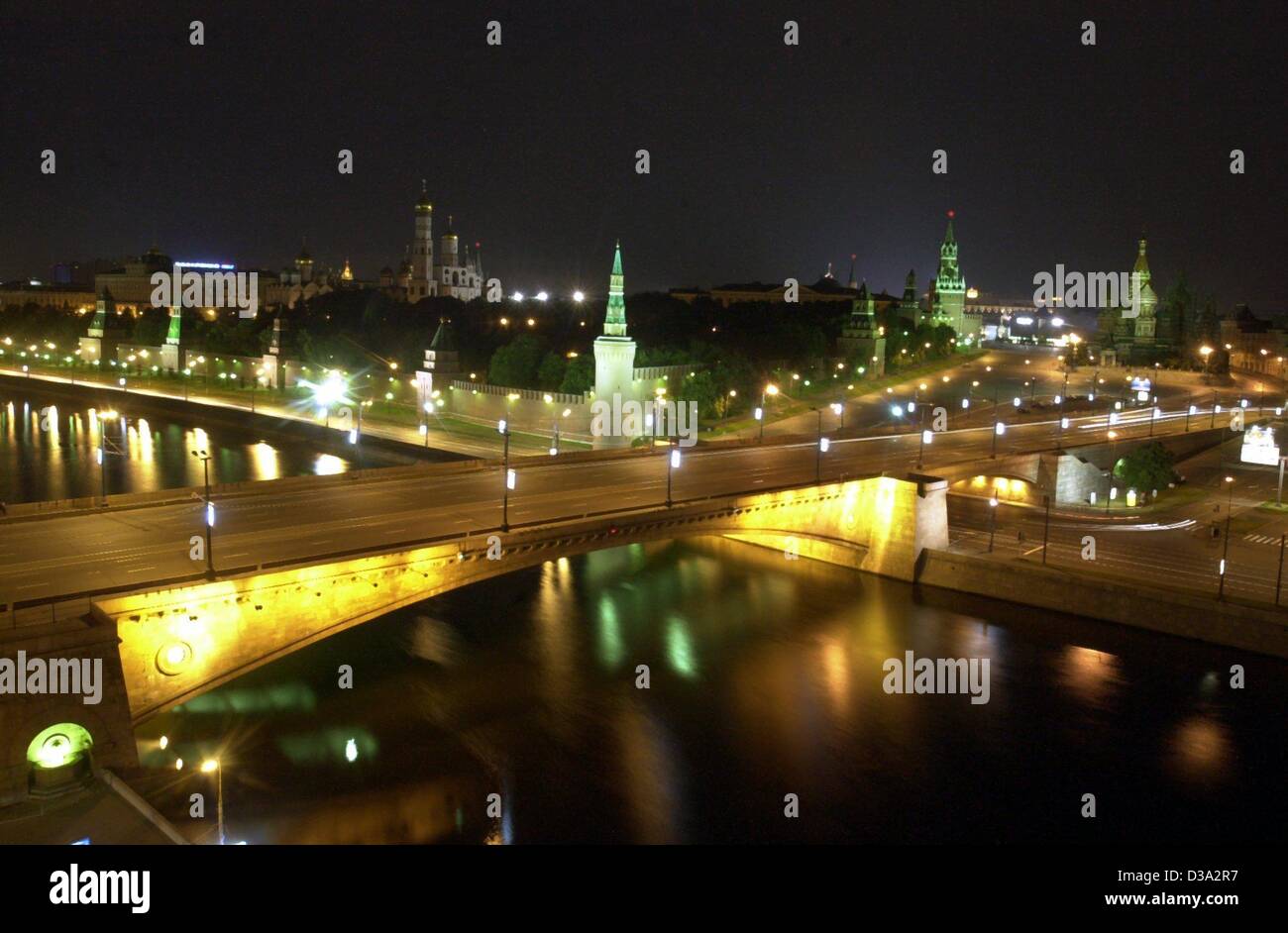 (Dpa) - ein Blick über den Fluss Moskwa und Moskau bei Nacht, 9. Juli 2002. Im Hintergrund der Basilius Cathedral (R) und der Kreml-Gebäude (L). Stockfoto