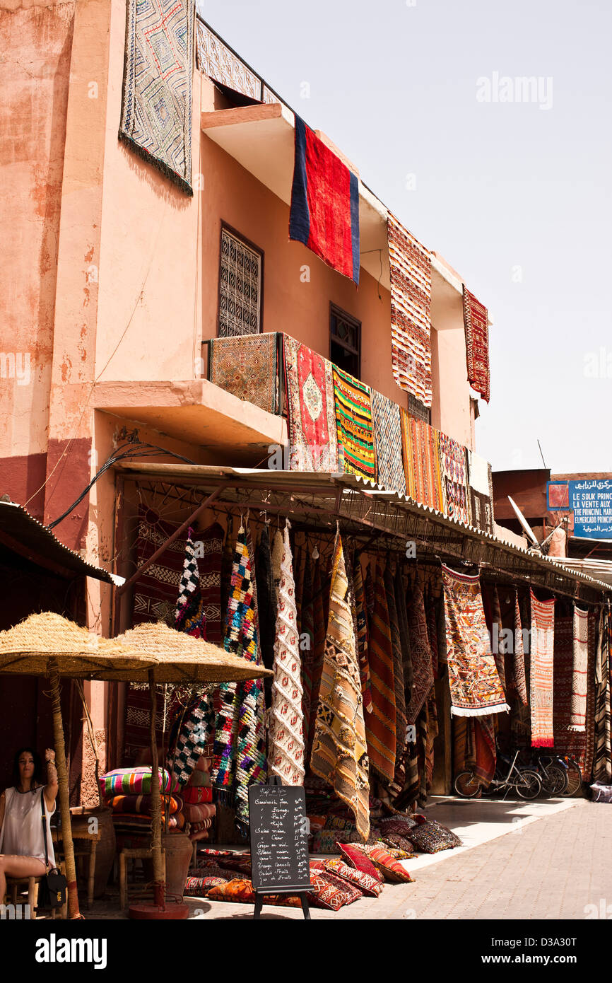 Wolldecken für Verkauf im Souk, Marrakesch, Marokko Stockfoto