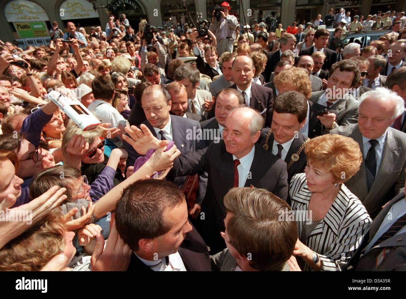 (Dpa-Dateien) Mikhail Gorbachev (C) und seine Frau Raisa Gorbacheva (R) Handschlag in einer Menschenmenge auf dem Marktplatz in Bonn, 13. Juni 1989. Gorbatschow wurde zu einem offiziellen Besuch in Deutschland. Stockfoto