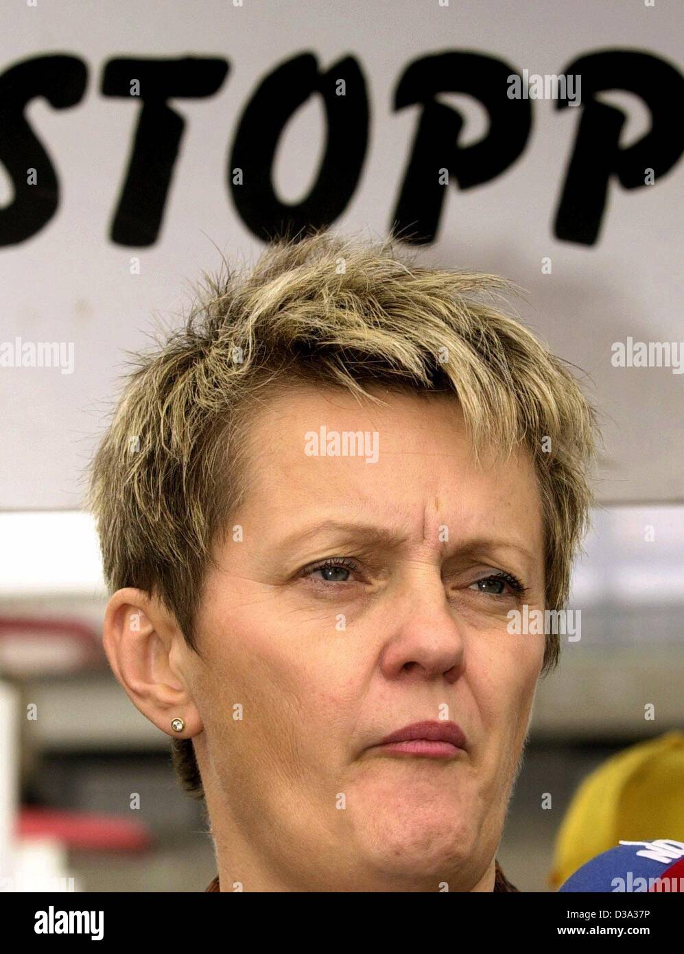 (Dpa) - Renate Kuenast (Bündnis 90 / die grünen), Bundesministerin für Verbraucherschutz, Ernährung und Landwirtschaft, unter einem Banner sagen "stop" bei ihrem Besuch bei Greenpeace in Hamburg, 14. Juni 2002 abgebildet ist. Die Organisation für den Schutz der Umwelt will Kuenast umfassende erzwingen Stockfoto