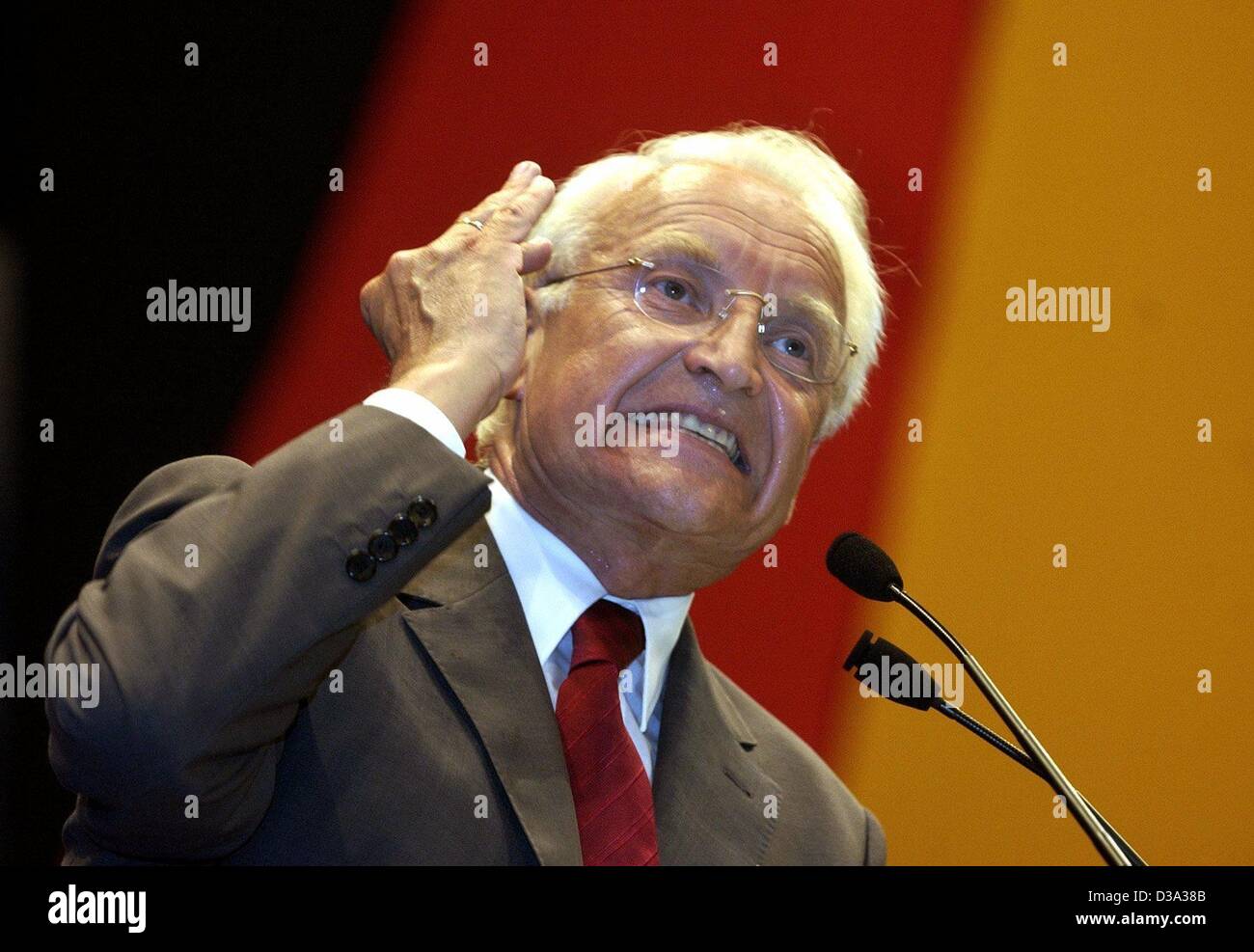 (Dpa) - Edmund Stoiber, Bayerischer Ministerpräsident und Kanzlerkandidat der deutschen christlichen demokratischen Partei CDU/CSU, spricht vor der deutschen Flagge bei einer CDU-Parteitag in Frankfurt am Main, 17. Juni 2002. Stockfoto