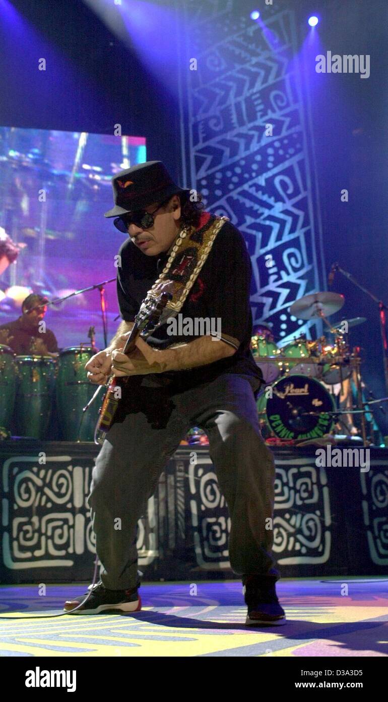 (Dpa) - mexikanischen Rock-Musik-Legende Carlos Santana spielt leidenschaftlich Gitarre bei seinem Konzert in Dortmund, Deutschland, 24. Mai 2002. Der 56 Jahre alte Musiker, der seinen ersten Bühnenauftritt in 1966 hatte, war Deutschland, Österreich und der Schweiz unterwegs. Im Jahr 1999 hatte Santana ein großes Comeback mit seinem albu Stockfoto
